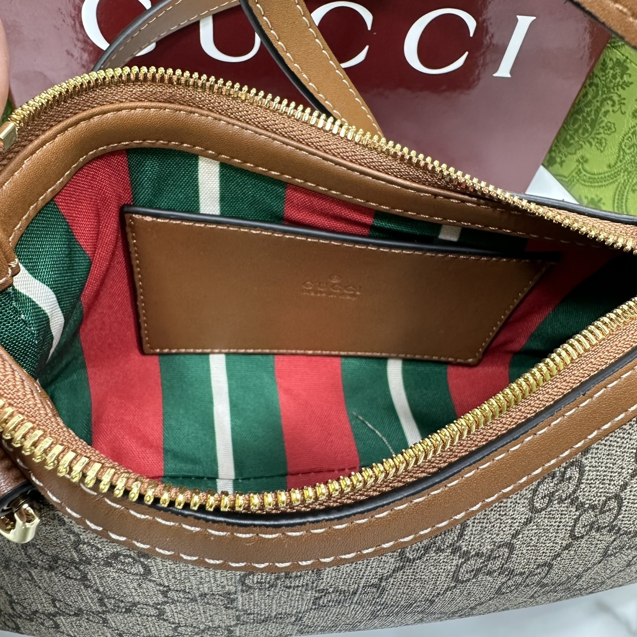 ORI หนังแท้ | Gucci GG Emblem small shoulder bag กระเป๋าสะพายทรงพอช ถือ/คล้องไหล่เก๋ๆหรือสะพายข้างได้ ทรงสวยคลาสสิค มีอะไหล่ห่วงสำหรับห้อยพวงกุญแจได้ เป็นไอเท็มต้องมีและยกเป็น everyday bag ได้เลย