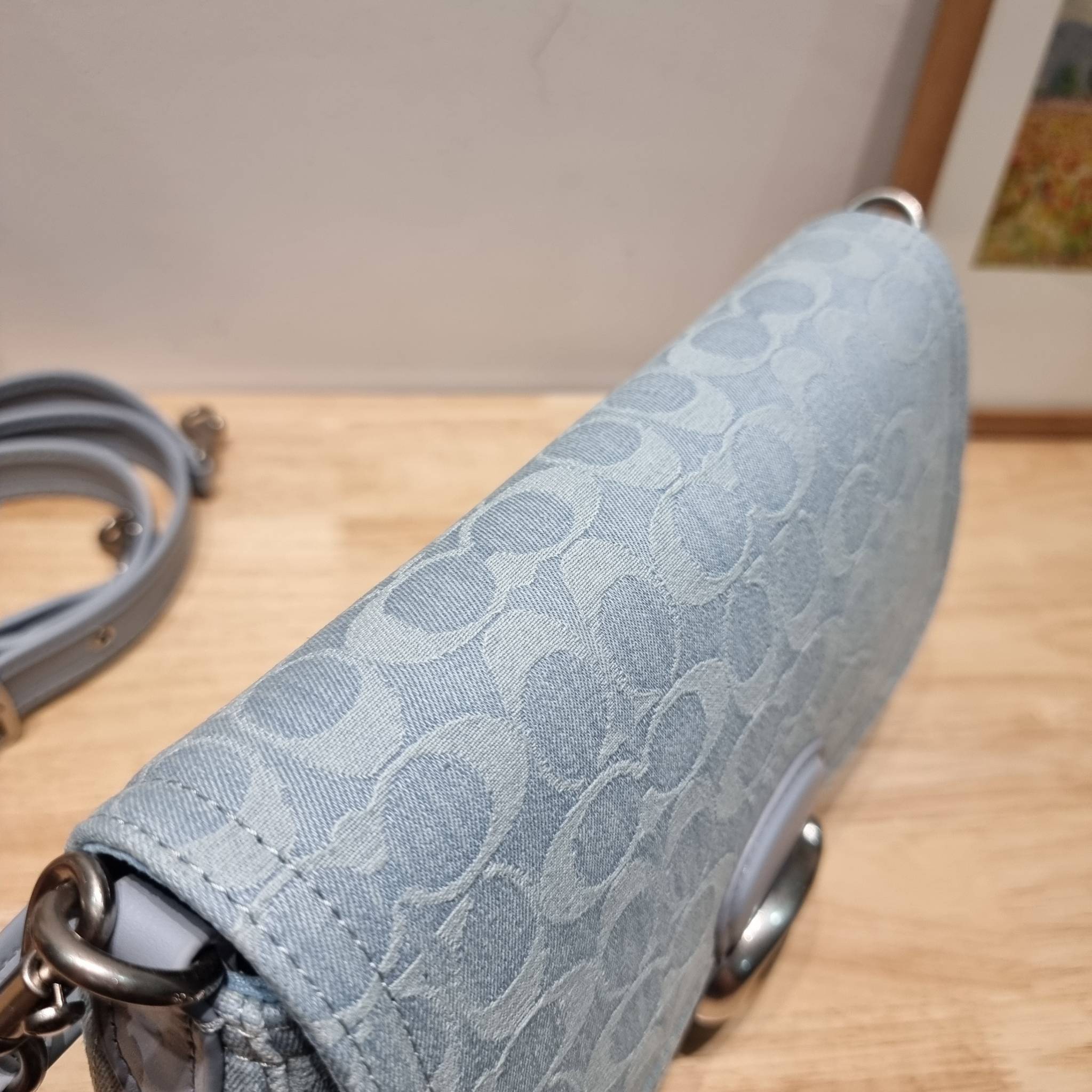 COACH CJ854 SOFT TABBY SHOULDER BAG IN SIGNATURE DENIM ฉุดไม่อยู่แล้วจริงๆกับไอเท็มนี้ ที่ร้อนแรงแบบปังๆไปเลย!! กระเป๋าสะพายไหล่/สะพายข้าง ดีไซน์วินเทจย้อนยุค สวยคมชัด คลาสสิคใช้ได้ทุกลุค