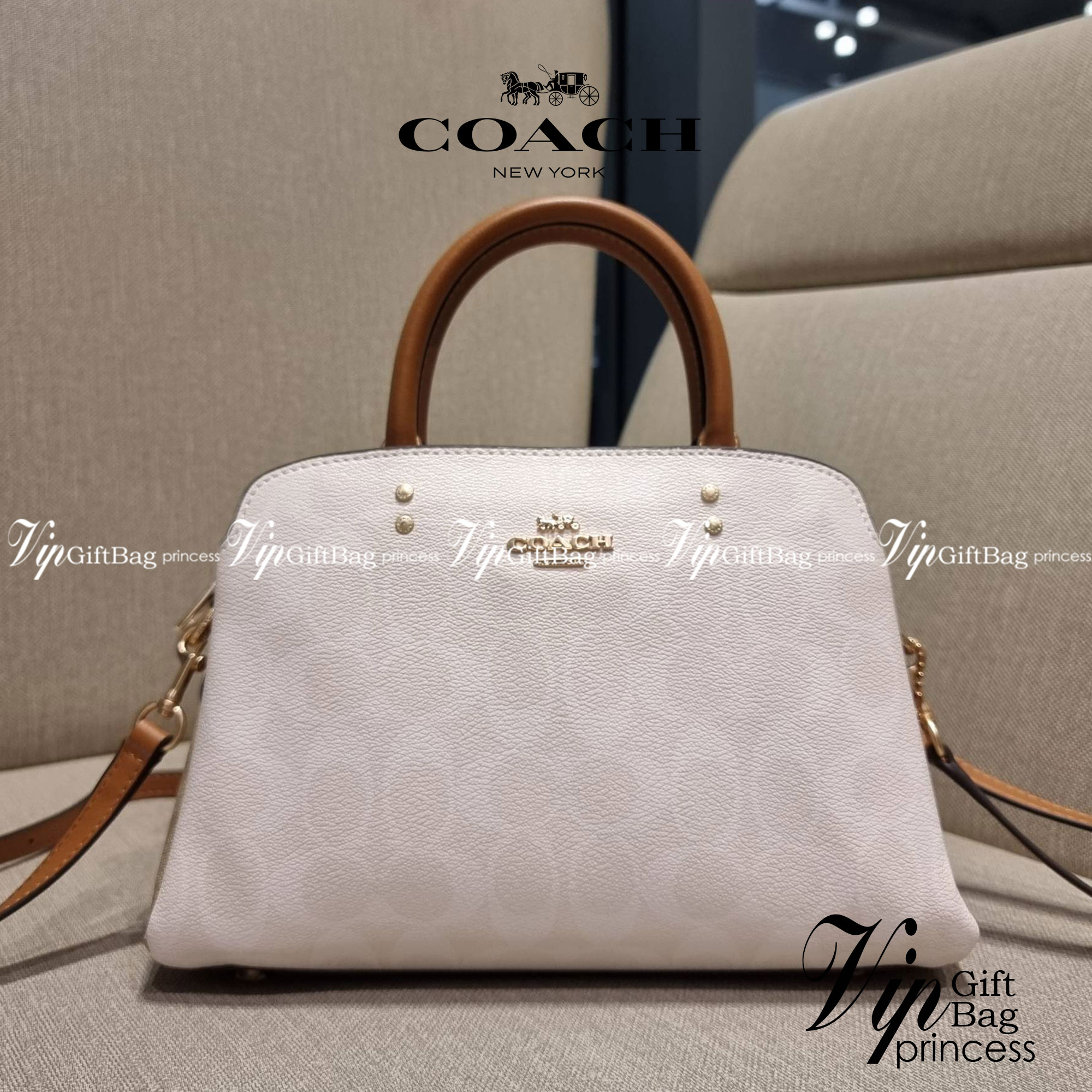 COACH C627 MINI LILLIE CARRYALL IN BLOCKED SIGNATURE CANVAS สีใหม่ล่าสุด กับรุ่นที่สุดของความขายดี คอลยอดฮิตโทนสีลูกคุณ!! กระเป๋าสะพายทรงสวย ที่ดีไซน์ออกมาให้ใช้งานง่าย สะดวก สวย หรู ดูดี!! วัสดุหนังแคนวาสเคลือบลาย มาพร้อมสายสะพายข้างและหูจับในตัว ถอดออกถ