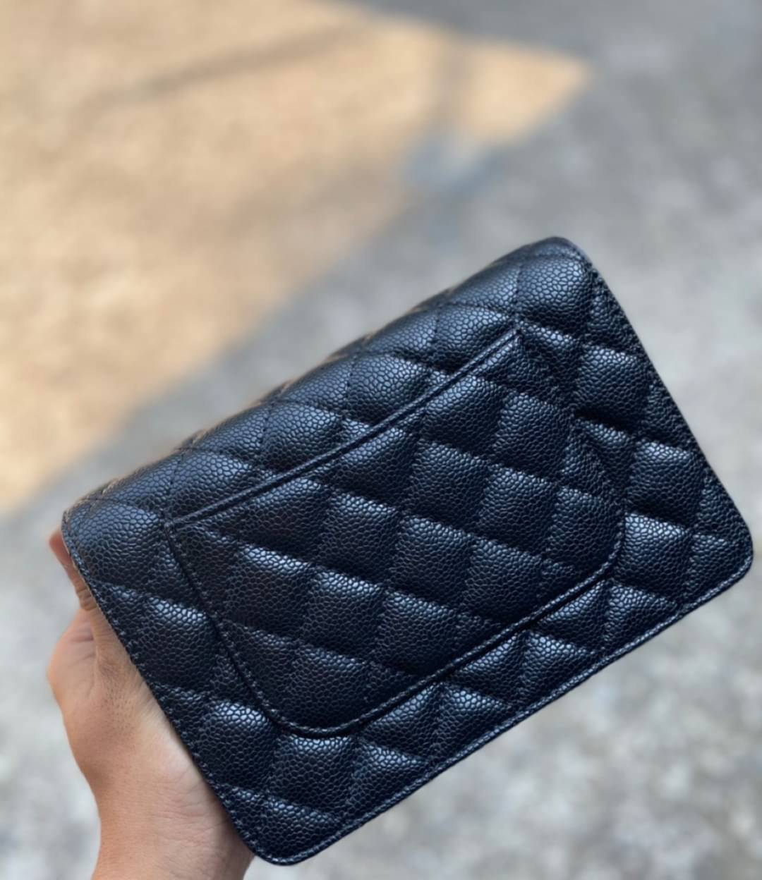 Chanel รุ่น Limited edition วัสดุหนังลายคาเวียร์ เนื้อนุ่ม อยู่ทรงคุณภาพดีตามแบบฉบับของแบรนด์ ขนาดกำลังดี น้ำหนักเบา ด้านหน้ามีโลโก้แบรนด์อะไหล่หรู มีช่องใส่บัตร ใส่ของจุกจิก เปิดปิดด้วยฝาปิดกระดุม ซับในหนัง ตัวจริงสวยมากๆถูกใจรีบจองนะคะ Premium Gift แท้ 