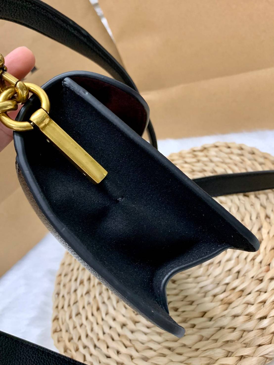 COACH TABBY SHOULDER BAG 26 พร้อมส่งที่ไทยอีกครั้งค่ะ!! กระเป๋าหิ้ว//คล้องไหล่//สะพายข้างได้ สุดคุ้ม! หนังแท้เรียบคลาสสิคเพิ่มความหรูเข้ามาค่ะ ด้านหน้ามีอะไหล่แบรนด์ตัวใหญ่โดดเด่น เปิดปิดกระเป๋าแบบกระดุมแม่เหล็ก ภายในมีช่องหลักใส่ของ2ช่อง;สามารถใส่กระเป๋า