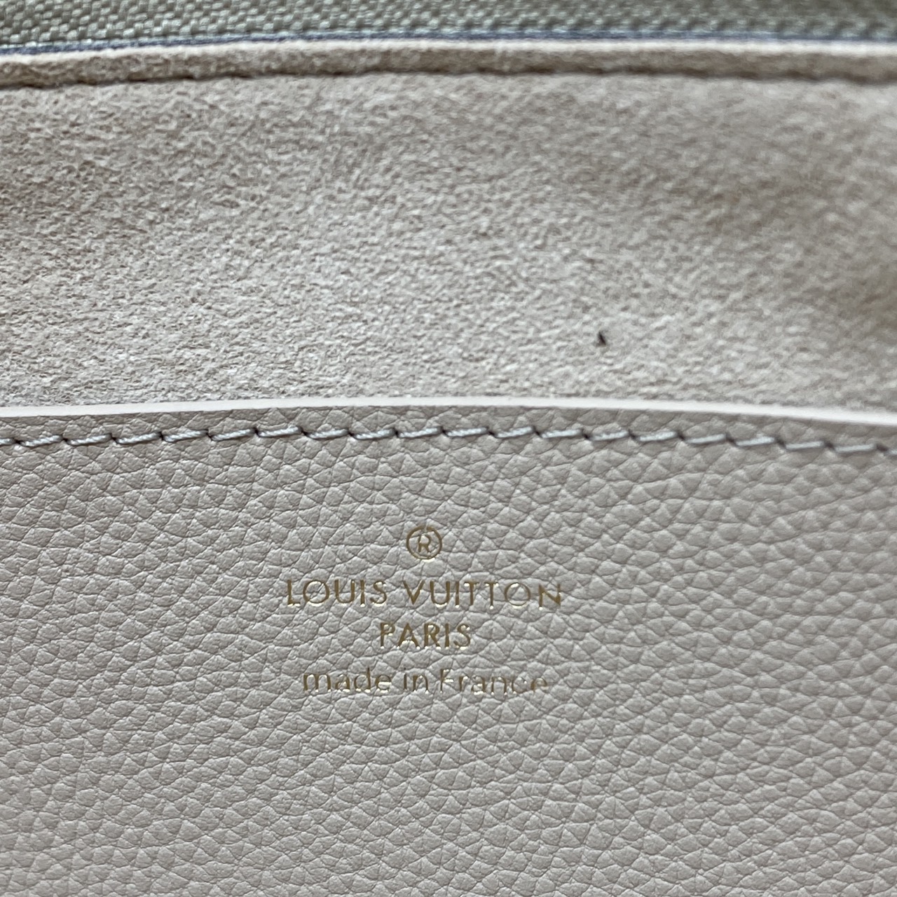 TOP ORI หนังแท้ | เกรดดีสุด LV Soft Twist Handbag กระเป๋าถือสุดไอคอนิก ถือเป็นกระเป๋าคู่ใจที่สมบูรณ์แบบสำหรับทุกวัน โดยผสมผสานแฟชั่นเข้ากับความสบาย