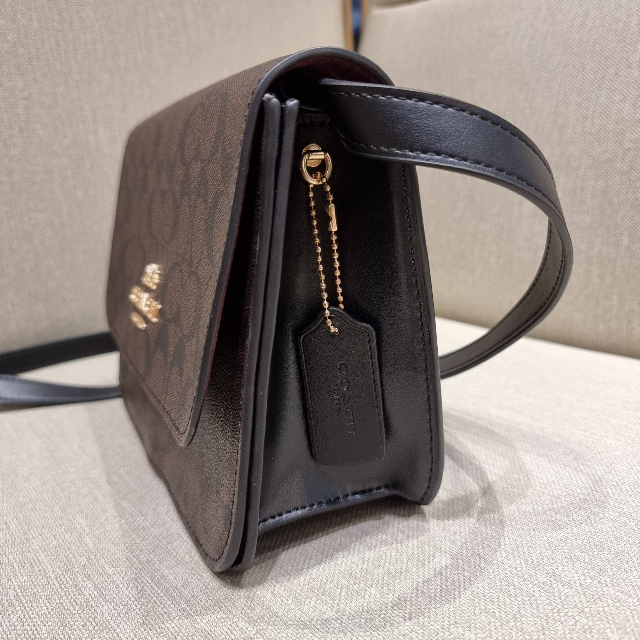 COACH C5633 BRYNN FLAP CROSSBODY IN SIGNATURE CANVAS แซ่บที่สุด ใหม่ที่สุด!! คอลเลคชั่นใหม่!! มองยังไงก็หลงรักละสายตาไม่ไหว กระเป๋าสะพายข้างลุคไฮน์ ที่ดีไซน์ออกมาได้ปัง และดูแพงมากๆ ด้วยดีเทลคลาสสิค รูปทรงใช้งานง่าย เรียบๆแต่มีดีเทล วัสดุหนังแคนวาสสลับหนั