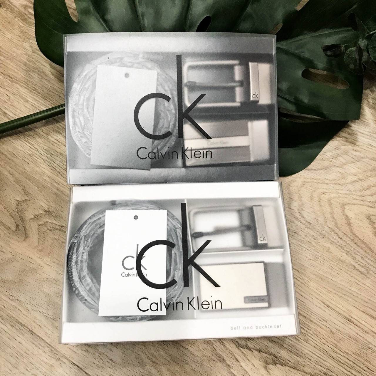 ห้ามพลาด! เซทสุดคุ้ม! ซื้อ1ได้ถึง2! CALVIN KLEIN REAL LEATHER BELT VALUE PACK Limited Edition เข็มขัดหนังแท้ พร้อมหัวเข็มขัด2แบบคุณภาพดีตามแบบฉบับของแบรนด์ สายเข็มขัดสามารถกลับด้านใช้ได้ทั้งสีดำและสีน้ำตาลเหมือนมี2เส้น2หัวสลับใช้ได้ไม่จำเจ มาพร้อมถุงกระดา