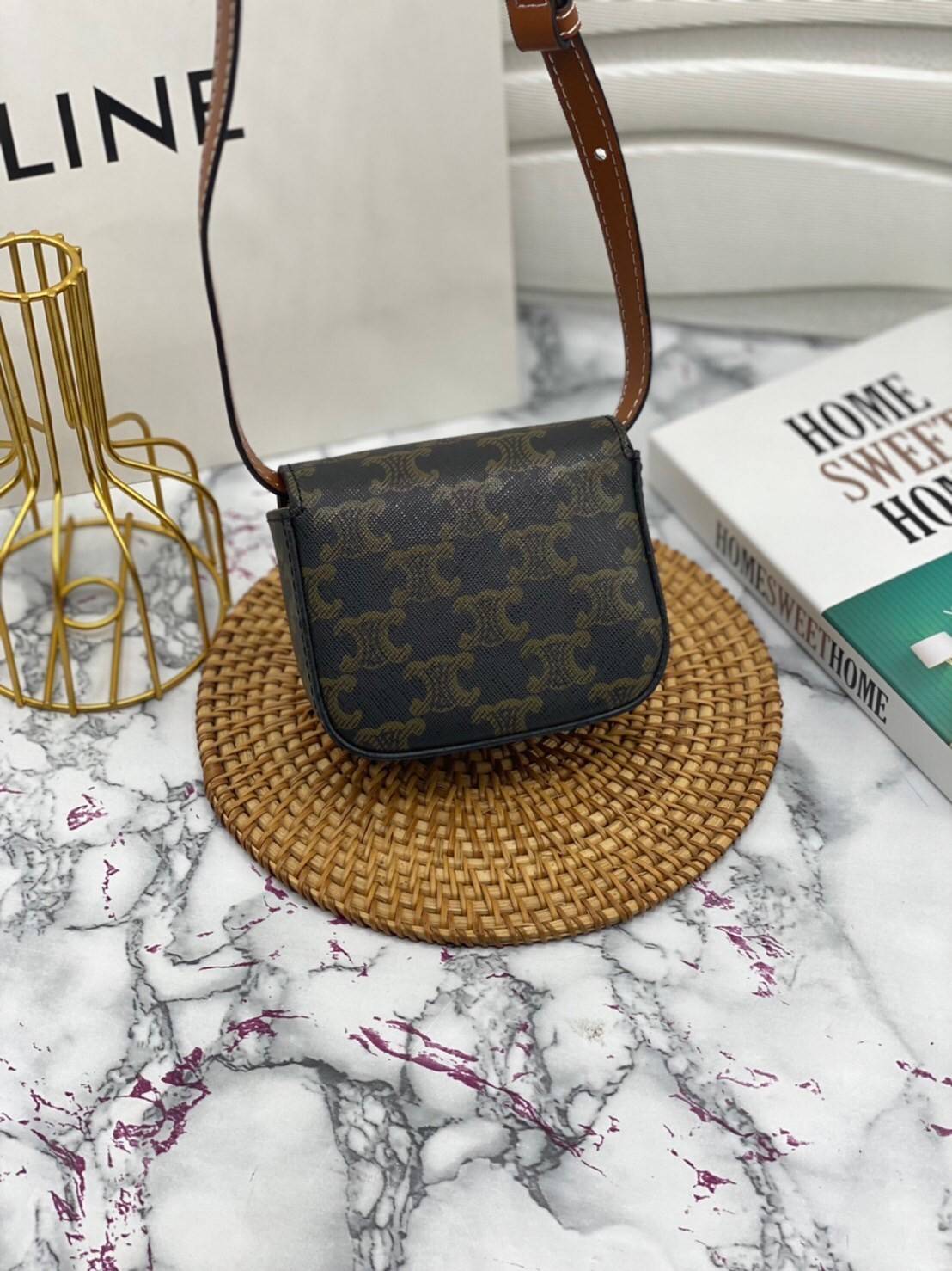 หนังแท้ CELINE MINI TRIOMPHE IN TRIOMPHE CANVAS AND CALFSKIN ใบเล็กน่ารัก งานหนังแท้ทั้งใบ กระเป๋ามินิทรงชิค ดีไซน์รูปกล่องสุดแสนมินิมอล สามารถสะพายแบบ Crossbody และยังเป็น Belt Bagได้อีกด้วย แบบไม่มีตกยุค ด้านหน้าโดดเด่นด้วยโลโก้สีทอง เป็นอีกหนึ่งตัวเลือ