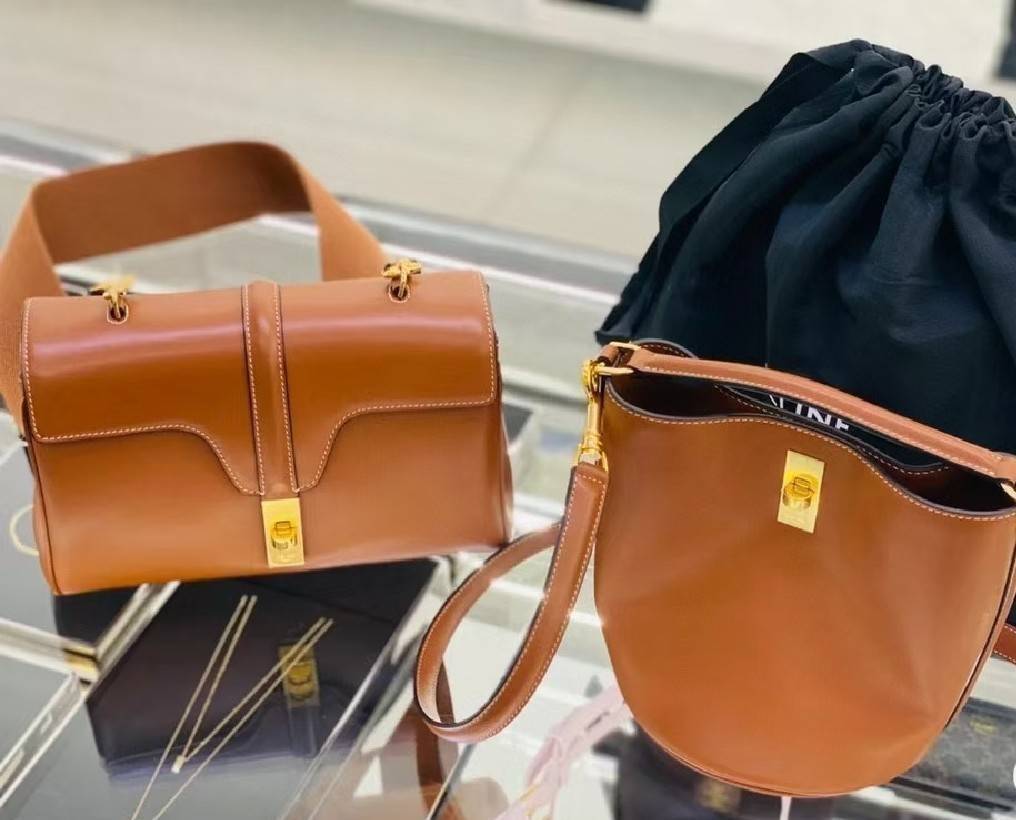 VIP 】NEW! ซื้อ1ได้ถึง2! CELINE TRIOMPHE BUCKET BAG VIP GIFT WITH PURCHASE (GWP) พรีเมี่ยมกิ๊ฟ Limited Edition จาก CELINE PERFUME DUTYFREE COUNTER วัสดุ TRIOMPHE CANVAS & CALFLEATHER ดีไซน์ทรง Bucket ใบใหญ่กำลังดี มาพร้อม Clutch ใบเล็กเข้าชุด หนังนิ่มสวยเน