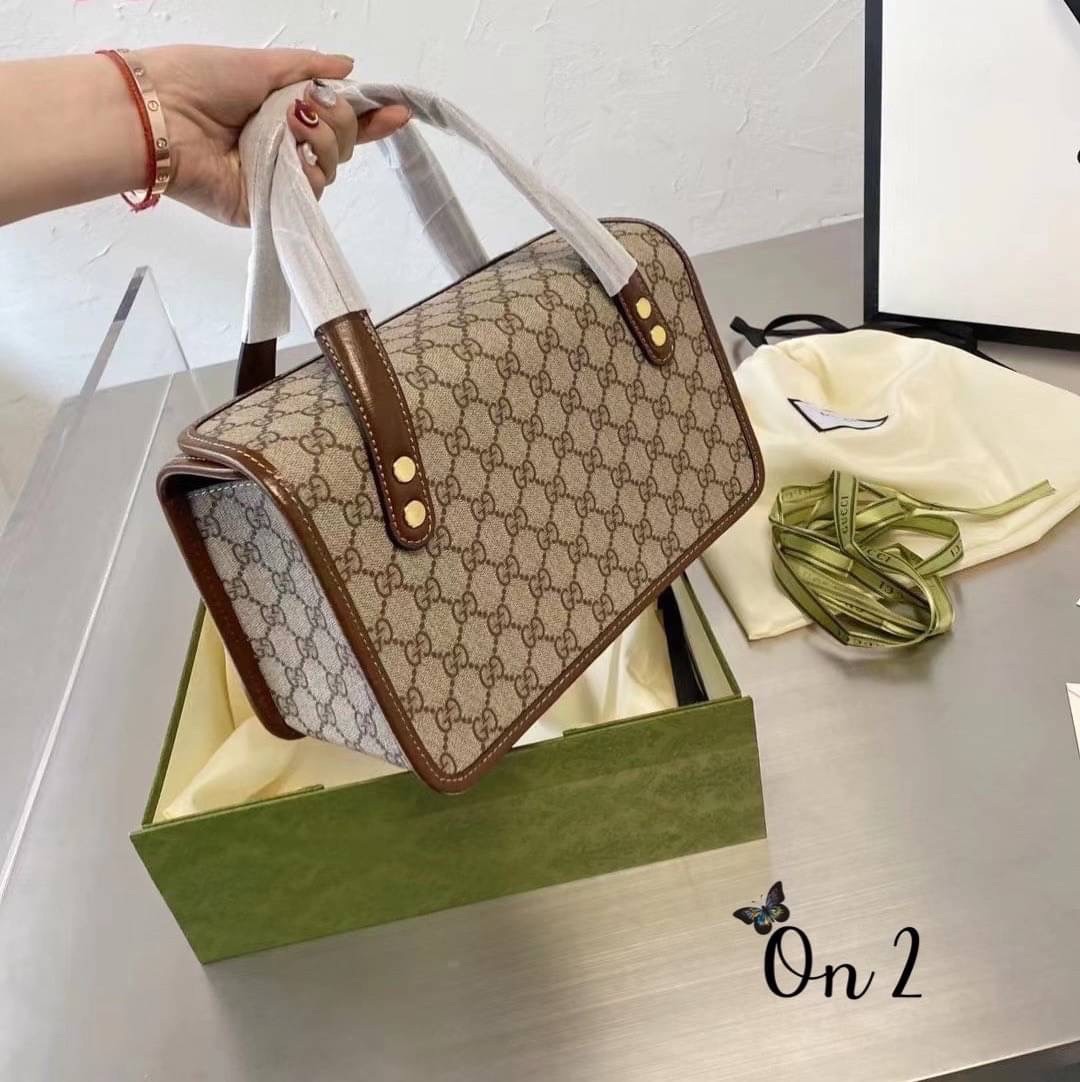GUCCI Horsebit 1955 mini leather-trimmed printed coated-canvas tote / GUCCI Horsebit 1955 mini top handle bag กระเป๋าสะพายทรงกล่อง พร้อมสายสะพายยาว งานเปิดด้านบน หน้าติดอะไหล่ horsebit สีทองปั้มทุกจุด สวยหรูดูดีมากค่ะ