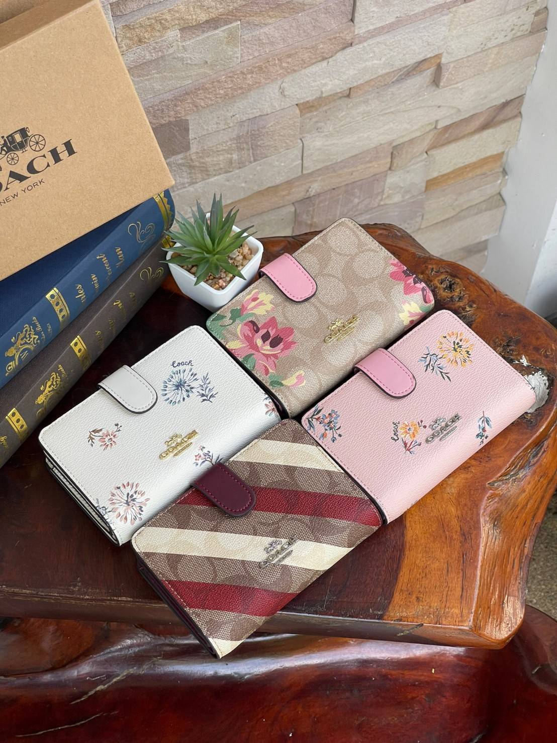 COACH MEDIUM CORNER ZIP WALLET IN SIGNATURE CANVAS กระเป๋าสตางค์ขนาดกลางที่ถือว่าเป็นไอเทม Must Have ของทุกเพศทุกวัยที่ต้องพกติดตัวไว้ตลอดเวลา เพราะนอกจากจะช่วยจัดเก็บเงิน บัตรประชาชน บัตรเครดิตและต่าง ๆ ให้เป็นระเบียบเรียบร้อยยังต้องคำนึงถึงประโยชน์ใช้สอ