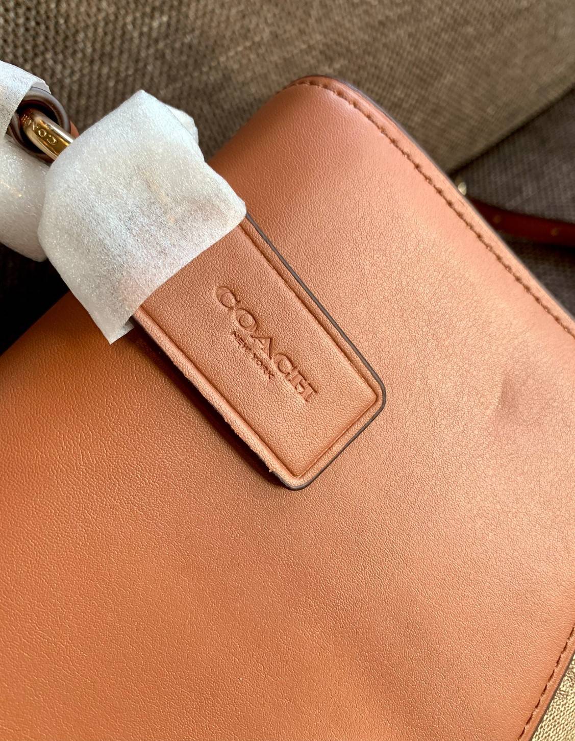 สวย หรู ดูดี รุ่นนี้กัยเลยค่า!! COACH TILLY TOP HANDLE SATCHEL IN SIGNATURE ((76620)) พร้อมส่งความสวย ห้ามพลาดค่ะ! กระเป๋าหิ้ว//คล้องมือ//สะพายข้างได้ ทรงสวย หนังแท้เรียบ+ลายCได้สวยงามค่ะ เปิดปิดกระเป๋าแบบหมุนล็อค ภายในมีช่องหลักใส่ของ2ช่อง สามารถใส่กระเป