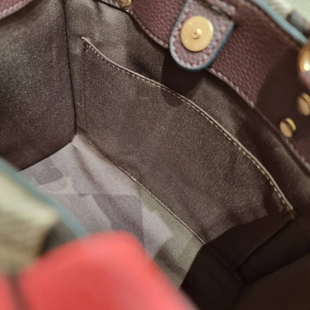 COACH C7083 DEMPSEY TOTE 22 IN SIGNATURE JACQUARD WITH STRIPE AND COACH PATCH คอลเลคชั่นใหม่ สีที่สาวๆรอคอย สวยคม ละมุนและมีความหรูในตัว กับกระเป๋าทรงโท้ท ไซส์กำลังสวย น่ารักน่าใช้ ฟังก์ชั่นการใช้งานสะดวกที่สุด มีทั้งสายคล้องในตัว และสายครอสบอดี้ วัสดุผ้า