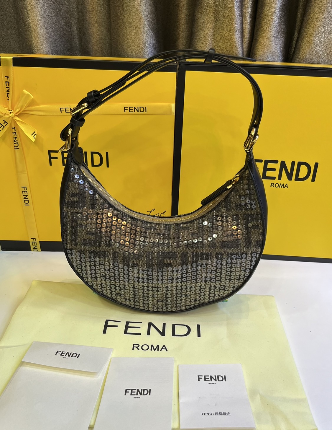 FENDI Fendigraphy Hobo Bag Brown fabric charm / Fendi hobo bag พร้อมส่ง กระเป๋าสะพายไหล่เฟนดิปักเลื่อมรุ่นใหม่ สวยหรู **สินค้าเกรดออริจินอล 1:1 สลับแท้