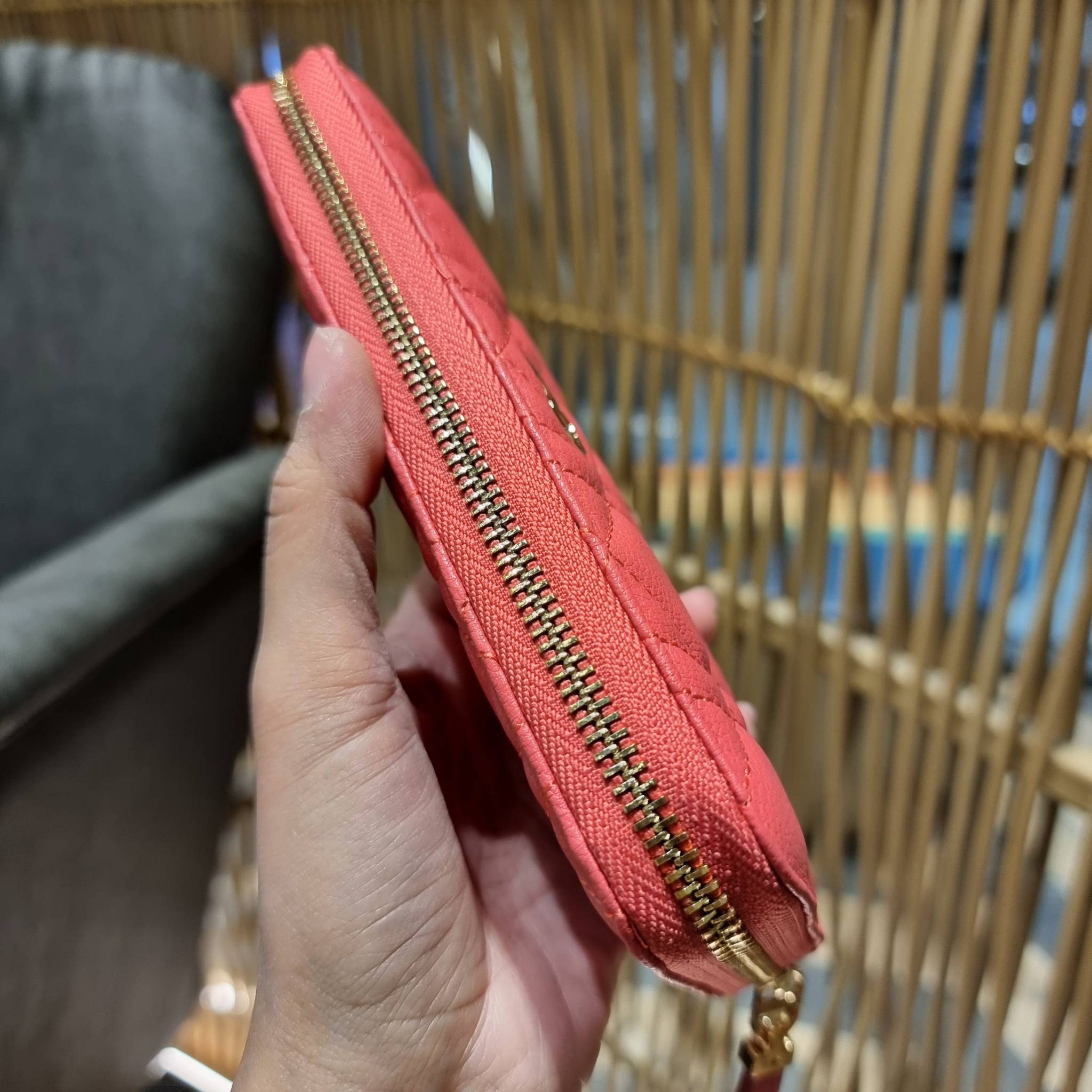 VIP 】CD LONG WALLET WITH GWP ใหม่ล่าสุด กระเป๋าสตางค์ใบยาว พิเศษจาก duty free ใบจริงสวยคม ใช้แล้วรับทรัพย์ ขับผิว วัสดุหนังแท้เต็มใบ สัมผัสดีงาม เปิด-ปิดด้วยซิปรอบ ภายในใส่บัตรได้เยอะ ใส่ธนบัตรได้เต็มที่ มีช่องซิปใส่เหรียญได้ พร้อมส่งความสวยถึงบ้านแบบครบเ