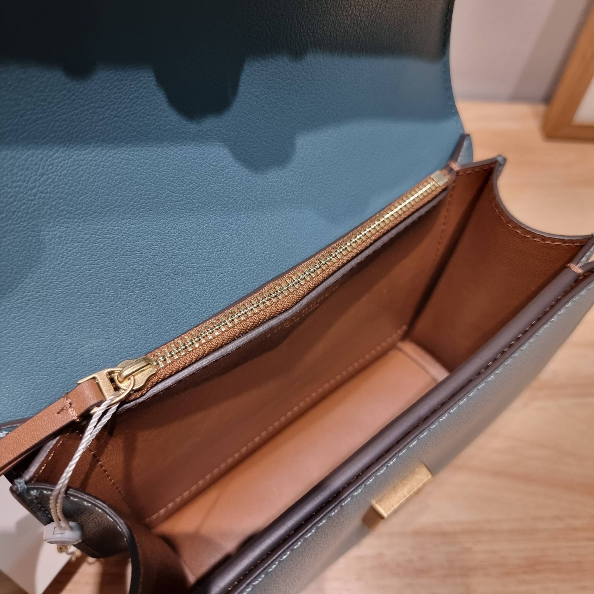 Tory Burch Bag / TORY BURCH ELEANOR SMALL CONVERTIBLE SHOULDER BAG ฮอตไอเท็ม รุ่นนี้ขายดีขายหมด สวยหรู คุณหนู ผู้ดี!! หายากมากแล้วน้า กระเป๋าสะพายข้าง ดีไซน์อยู่ทรง ขนาดกำลังสะดวกใช้