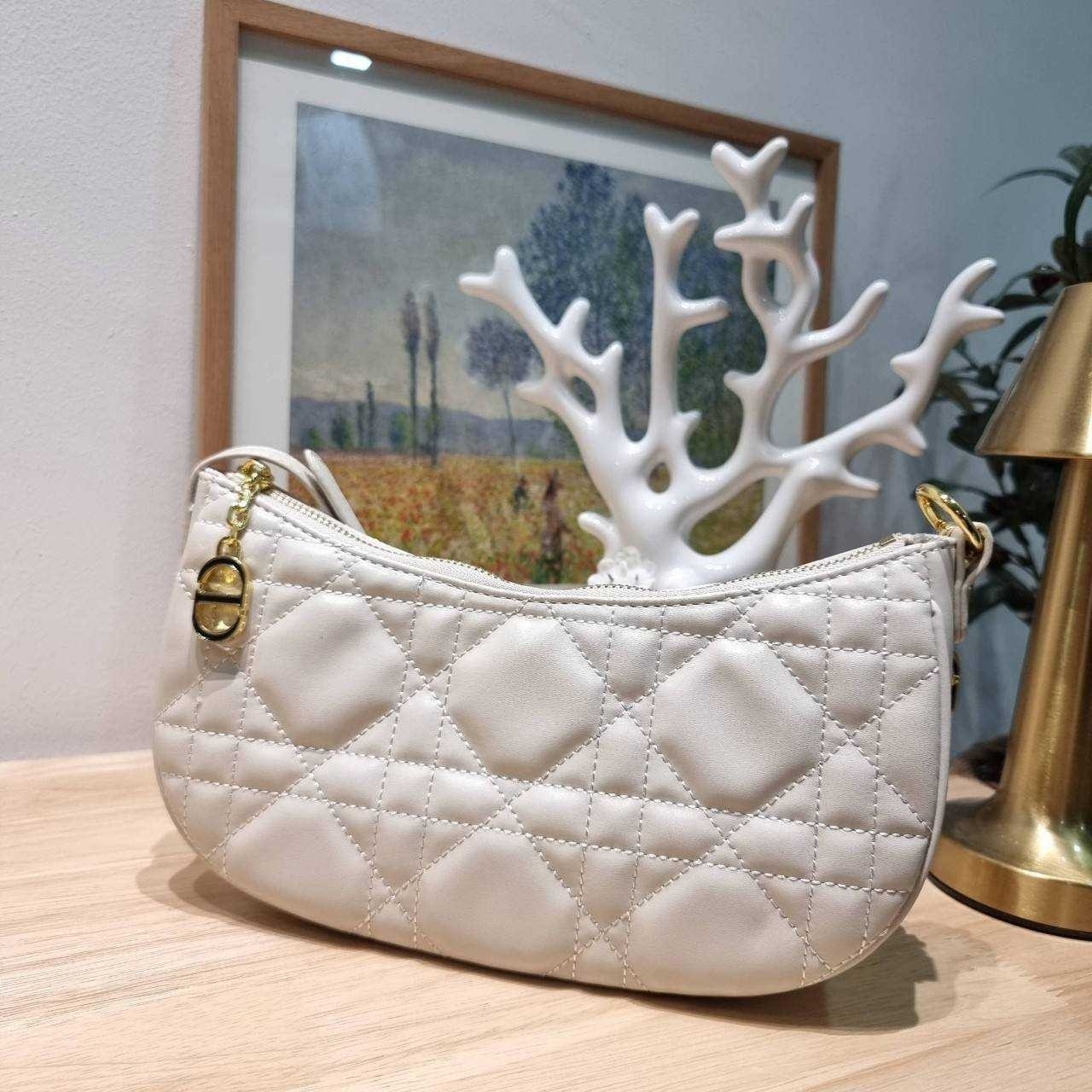 Dior White Supple Macrocannage / CD LOUNGE BAG กระเป๋าสะพายทรงพอช สวยหรู ดีไซน์เรียบ แต่ดูแพง
