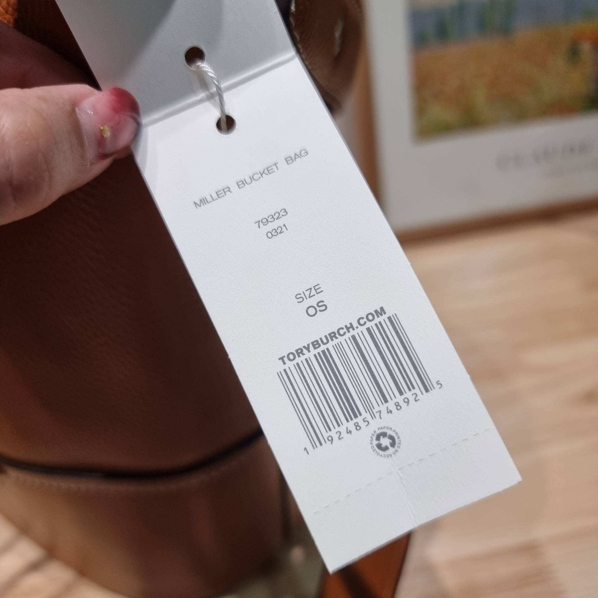 TORY BURCH MILLER BUCKET BAG / Tory Burch Bag รุ่นยอดนิยม สวยหรู ดูผู้ดี กับกระเป๋าสะพายบัคเก็ตใบใหญ่ โดดเด่นด้วยโลโก้สีทอง รูปทรงคลาสสิค