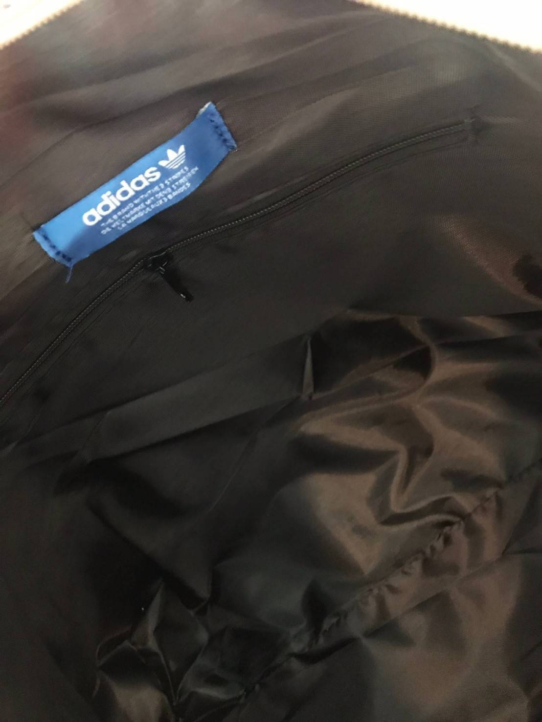 Adidas Original Large Tote Bag กระเป๋าสะพายทรง Tote หรือทรง shopping ใบใหญ่จาก Adidas Factory Outlet วัสดุ Nylon & Polyester 100% เนื้อนิ่มคุณภาพดี น้ำหนักเบาใบใหญ่จุได้เยอะ เปิดปิดด้วยซิปเดียวด้านบน หัวซิปปั้มโลโก้ ภายในมีช่องซิป แยกเก็บของสำคัญ และช่องใ