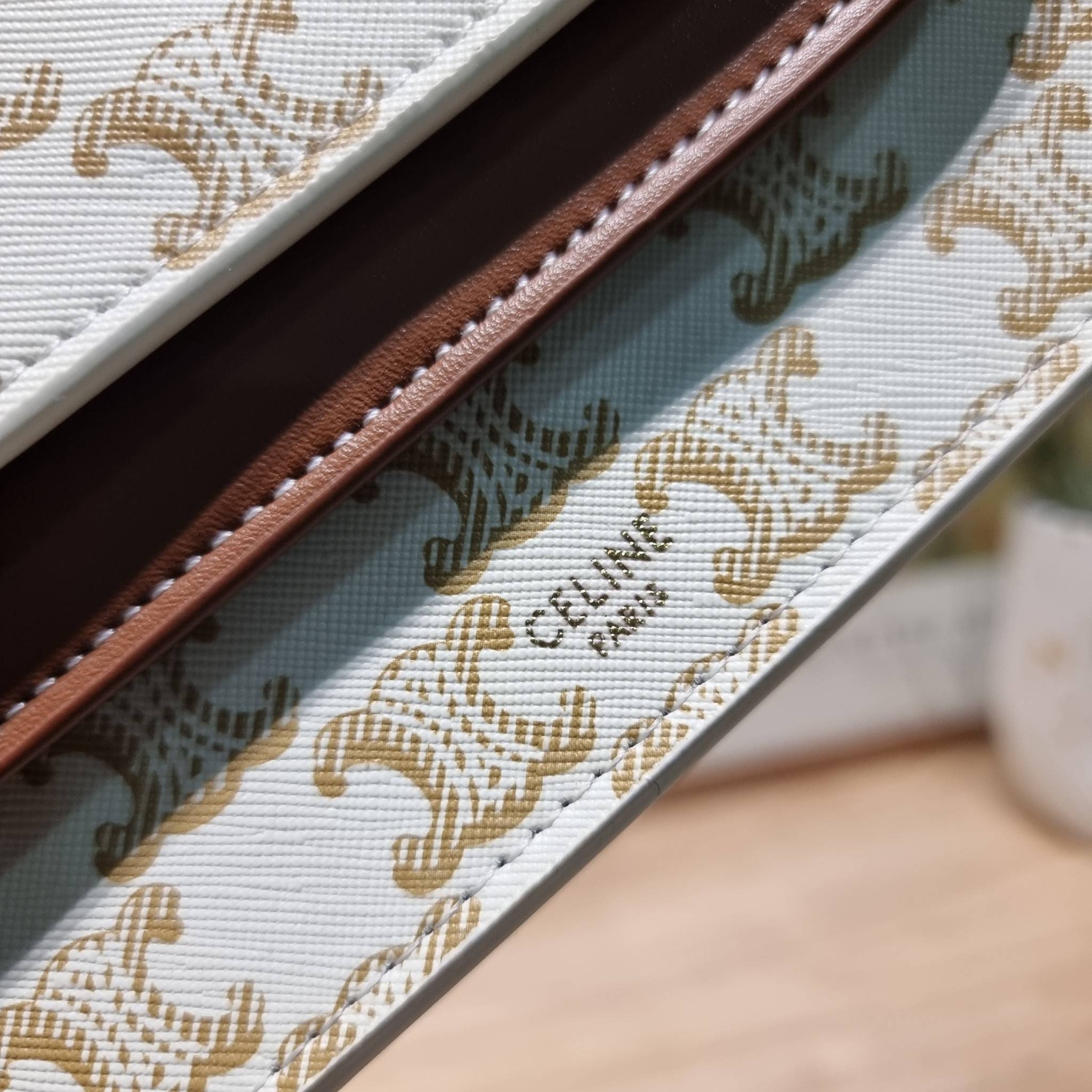 CELINE WALLET ON STRAP IN TRIOMPHE CANVAS AND LEATHER อีกหนึ่งรุ่นยอดนิยม กระเป๋าสะพายกึ่งคลัทช์ ในรูปแบบกระเป๋าสตางค์ ให้พกพาได้ง่าย ใส่ของสำคัญ มือถือ หรือบัตรต่างๆได้