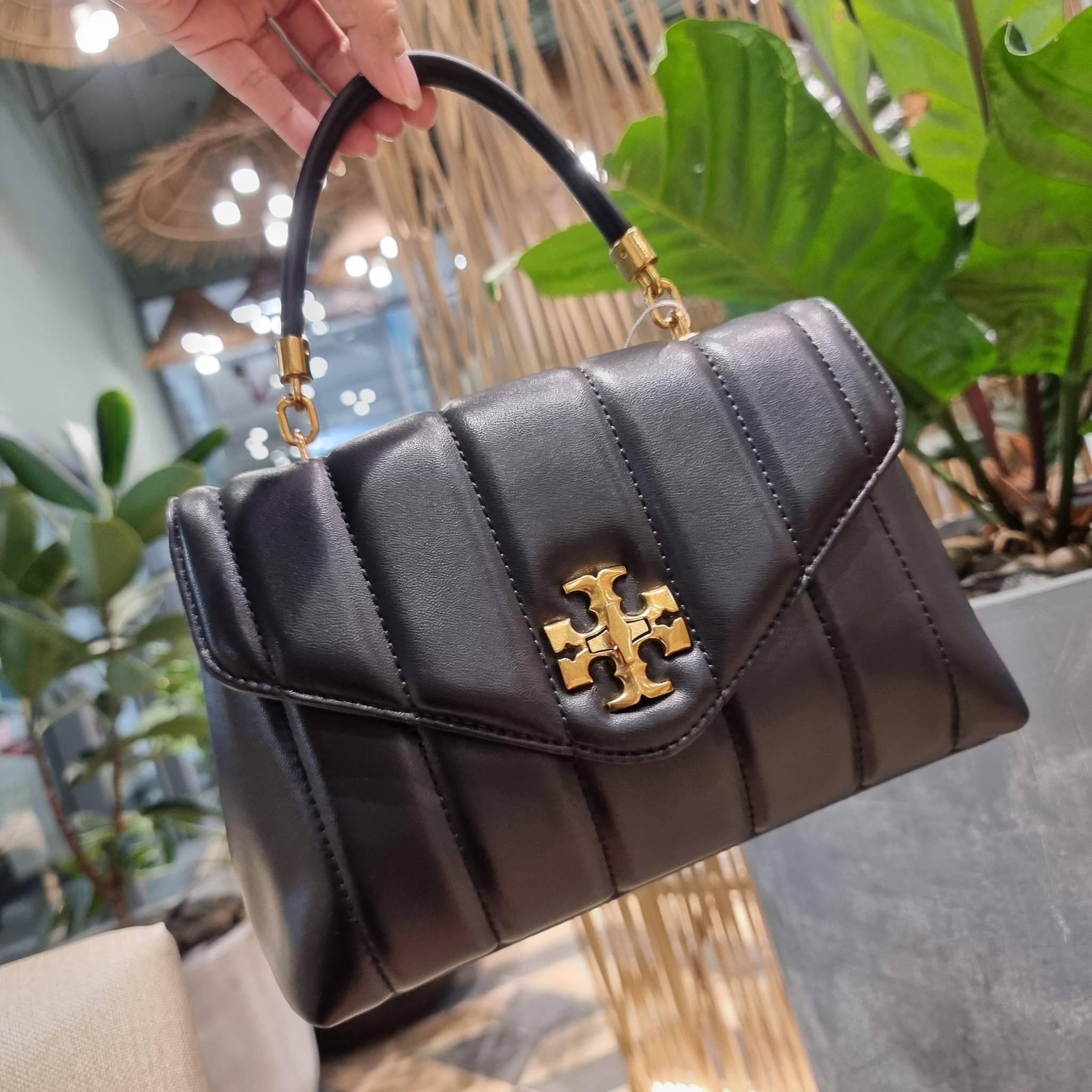 TORY BURCH KIRA QUILTED SMALL SATCHEL มาแล้วด่วนๆ!! กับคอลที่ปังไม่ไหว พร้อมเสิร์ฟสีคลาสสิค กระเป๋าถือ/สะพาย ทรงสวย สะพายคล่องตัว หนังแท้ ดีไซน์บุนวม เส้นคมสวยหรู วัสดุหนังแกะ สัมผัสดีงาม นิ่มมือ เปิด-ปิดด้วยอะไหล่บิดล็อค ภายในเป็นช่องโล่ง มีช่องซิป ใส่ขอ