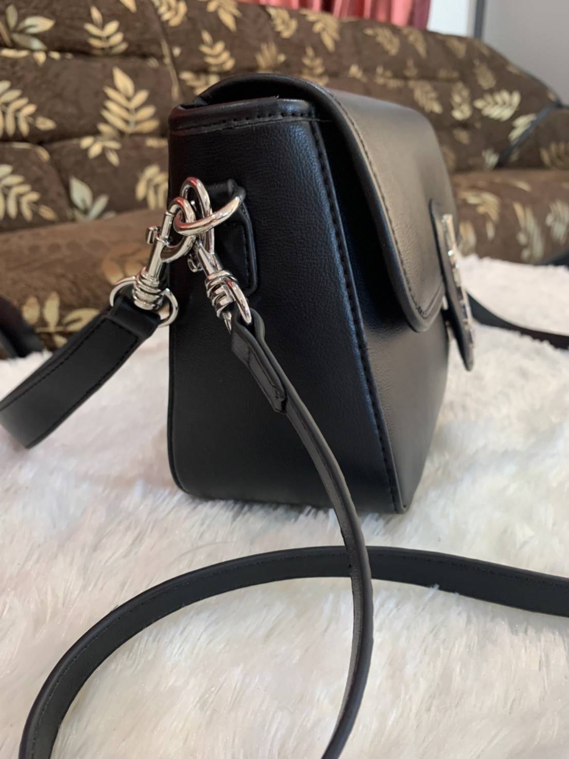 VIP 】YVES SAINT LAURENT YSL BAG VIP GIFT WITH PURCHASE (GWP) พรีเมี่ยมกิ้ฟ Limited Edition จาก YSL DUTY FREE COUNTER วัสดุหนังแกะสังเคราะห์ **หนังเรียบ อะไหล่เงิน น้ำหนักเบามากๆ ค่ะ สะพายไม่ปวดไหล่ ดีไซน์กระเป๋าประดับโลโก้แบรนด์ที่ด้านหน้า มาพร้อมสายสะพาย