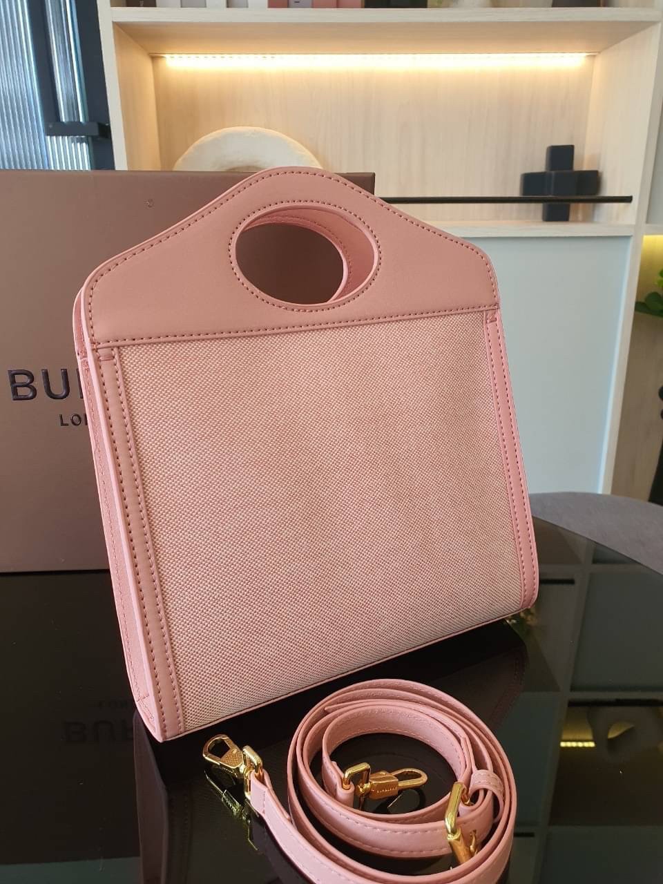 BURBERRY Mini Pocket Bag in Bright Red/dusky Pink / BURBERRY FRAGRANCES MINI TOTE BAG ตัวกระเป๋าเป็นผ้าตัดหนัง Lambskin นิ่มสวยหรูดูดี สีสันพาสเทล **น่ารักมากๆ มีช่องกระเป๋าหน้าเล็กให้1ช่อง ภายในช่องหลักโล่งกว้าง