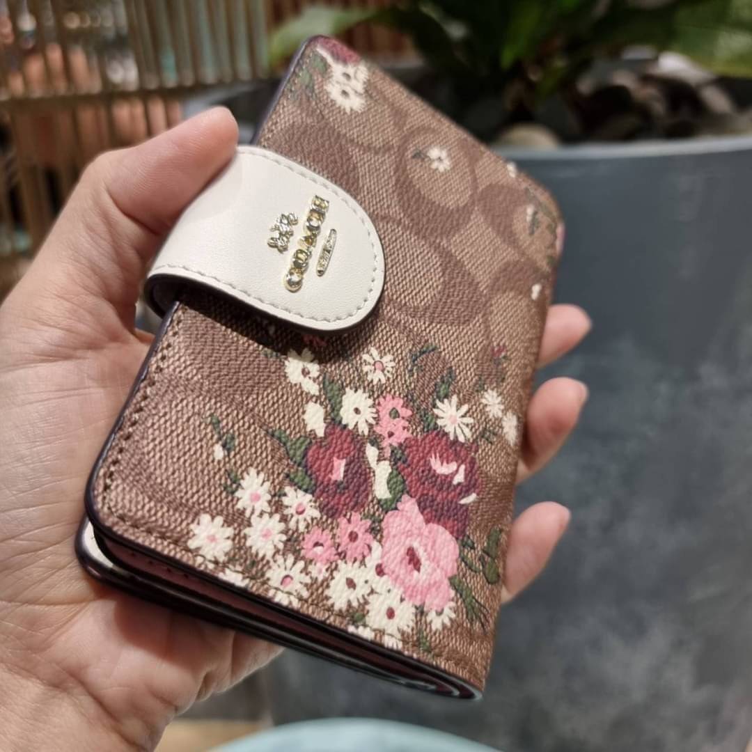 COACH C3375 MEDIUM CORNER ZIP WALLET IN SIGNATURE CANVAS WITH DAISY PRINT ดีไซน์ใหม่ล่าสุด!! คอลเลคชั่นลายพริ้นท์ เพิ่มลูกเล่นให้กระเป๋าสตางค์ของคุณ กับกระเป๋าสตางค์ใบกลาง ขนาดกำลังเหมาะมือ วัสดุหนังแคนวาส ดูแลรักษาง่าย มีช่องใส่บัตรและธนบัตรครบ และช่องซิ