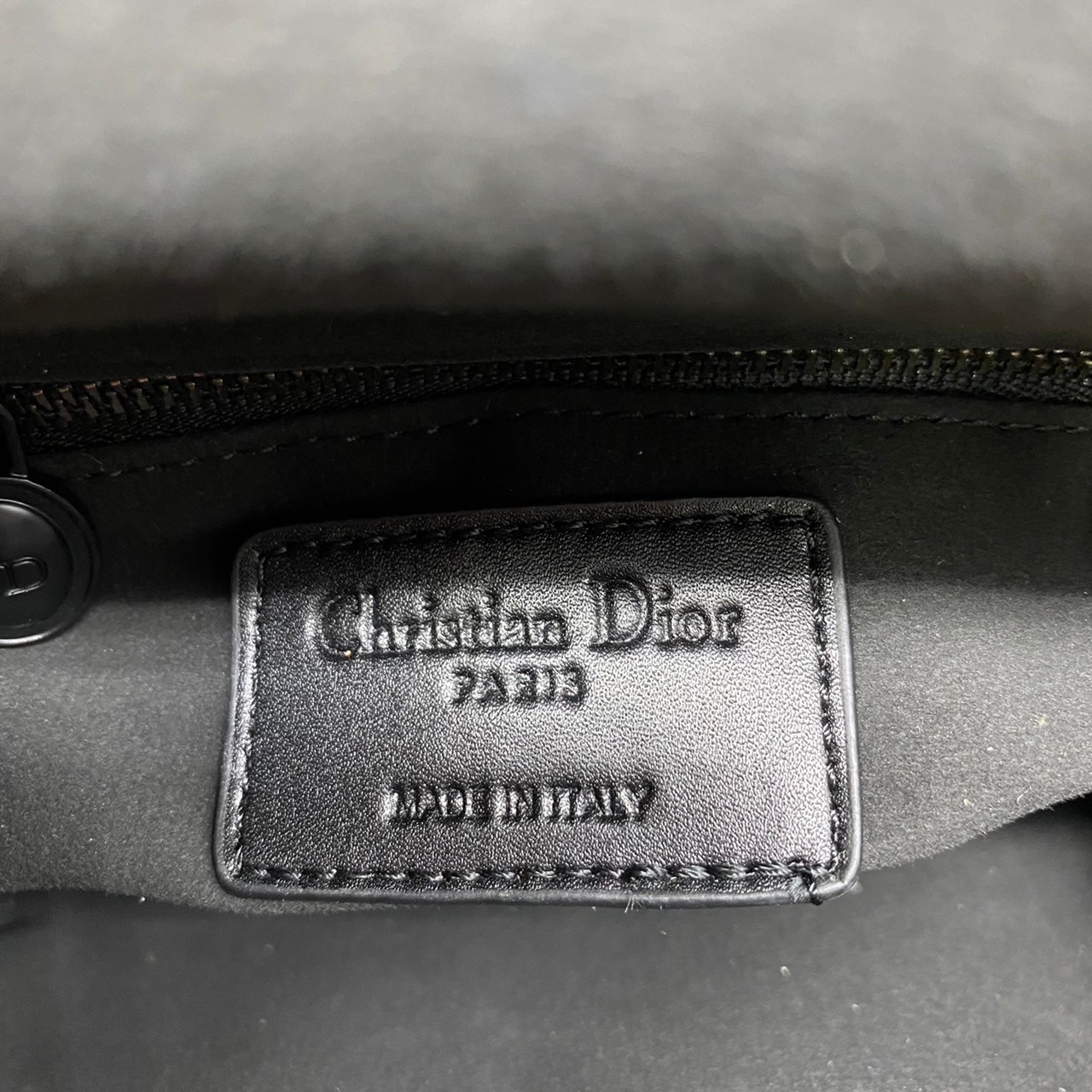 หนังแท้ DIOR LADY BAG 17cm ไซส์เล็กขนาดกำลังน่ารักเลยค่ะ งานออริหนังแท้ทั้งใบปั้มลายรุ่นใหม่ล่าสุด ความสง่างามอีกหนึ่งรุ่นของ Dior รูปทรงสีเหลียม ขนาดกระทัดรัด ตั้งอยู่ทรง ฐานกระเป๋าแข็งแรง มีหมุดรองฐาน ดีไซน์ที่มีเอกลักษณ์เฉพาะตัว ด้านหน้าตกแต่งด้วยตัวอั