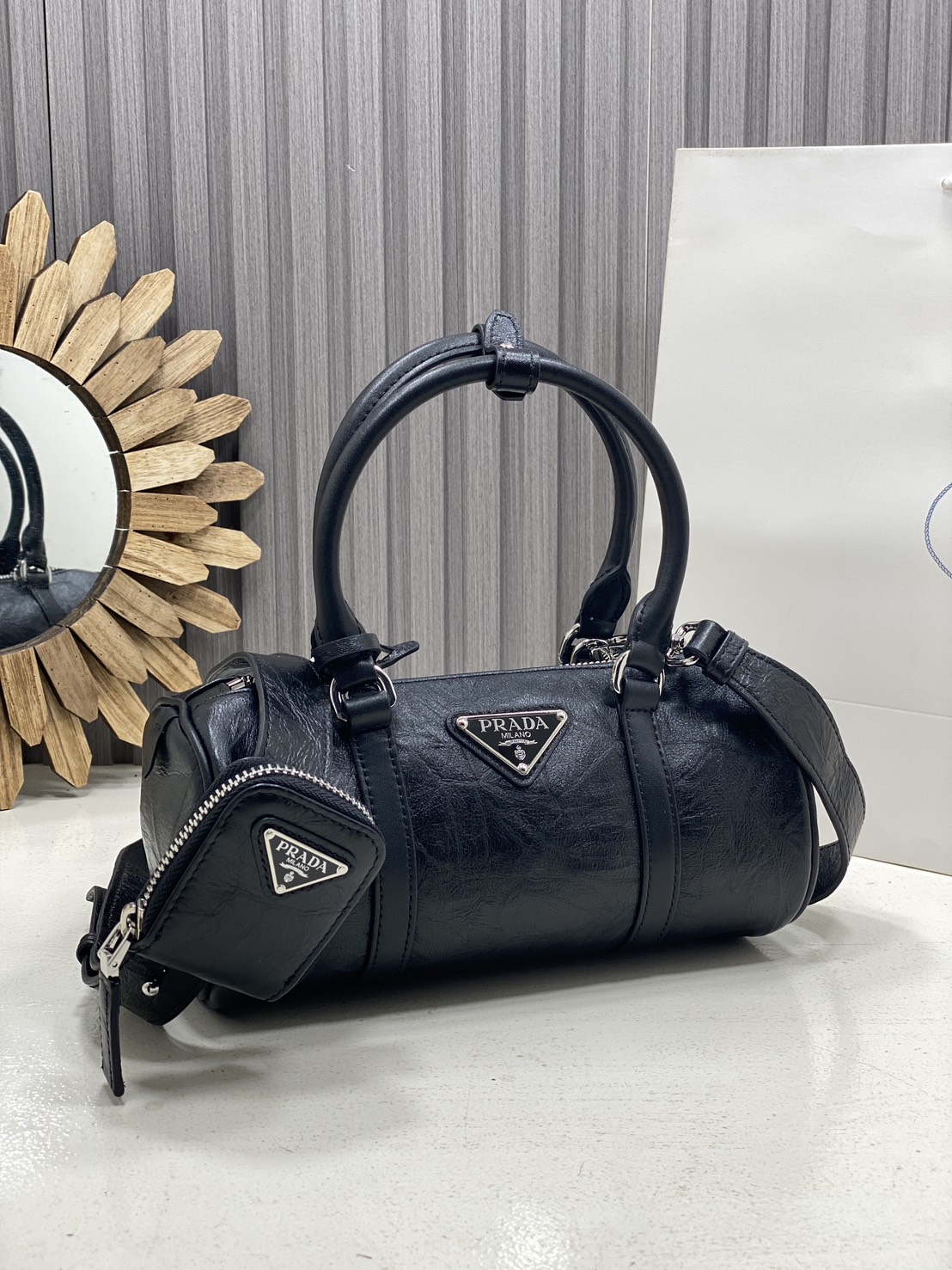 ORI หนังแท้ | Prada Antique leather tote bag Small Handbag in Crumpled กระเป๋าสะพายทรงหมอน ดีไซน์เอฟเฟกต์เท็กซ์เจอร์ที่มีเสน่ห์สไตล์วินเทจ พร้อมทริกห้อยเพิ่มสไตล์สัมผัสที่โดดเด่นและร่วมสมัยยิ่งขึ้น