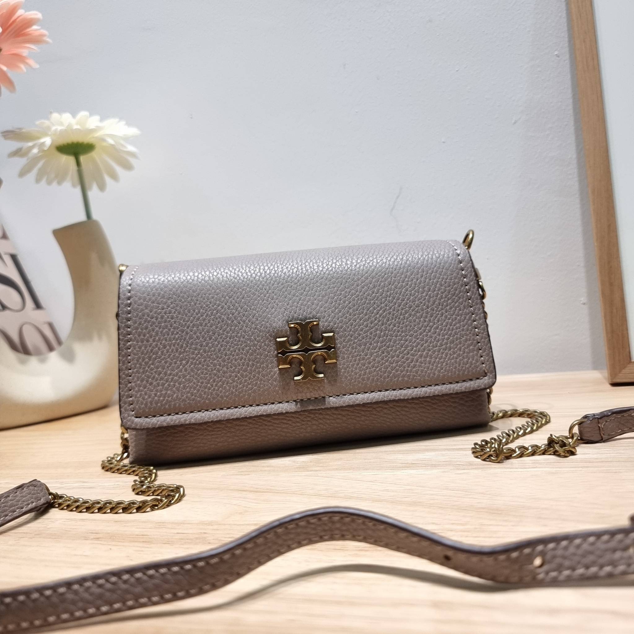 TORY BURCH LIMITED-EDITION MINI BAG รุ่นลิมิเต็ด ที่ sold out ไปแล้วหลายช็อป มีมาให้ช้อปที่นี่! กับกระเป๋าสะพายข้างทรงผู้ดี ไซส์มินิ ที่ผลิตมาในจำนวนจำกัด โดดเด่นด้วยอะไหล่ทองคลาสสิคหรูหรา และสายสะพายโซ่สลับหนัง ทำให้สะพายได้โดยไม่เจ็บไหล่