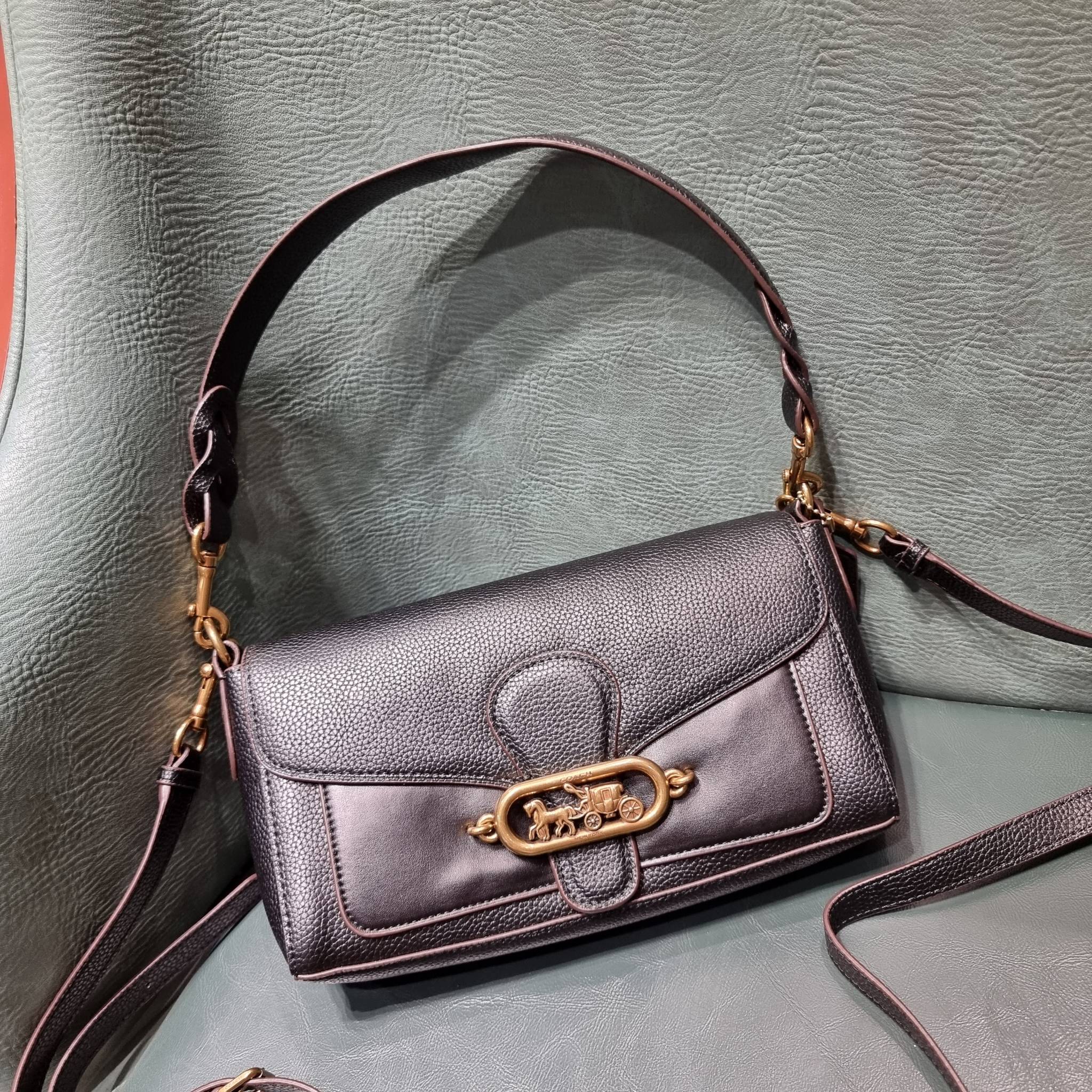 COACH SMALL JADE SHOULDER BAG [F91105,90782] กระเป๋าสะพายไหล่ ดีไซน์วินเทจย้อนยุค สวยคมชัด คลาสสิคใช้ได้ทุกลุค วัสดุหนัง pepble ทนทาน เปิด-ปิดด้วยฝาคาดโลโก้ พร้อมแถบแม่เหล็กในตัว รับรองแน่นหนา ด้านหลังมีช่องซิปให้ ภายในเป็นช่องโล่ง ขนาดกำลังดี ใช้งานง่าย 