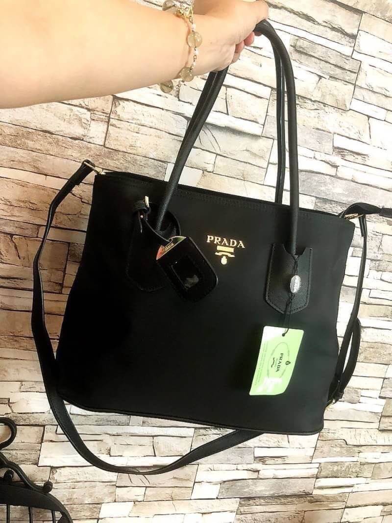 PRADA NYLON BAG Limited edition พรีเมี่ยมกิ้ฟจากเคาน์เตอร์แบรนด์ต่างประเทศ วัสดุ Nylon เนื้อหนาคุณภาพดีตามแบบฉบับแบรนด์ ด้านหน้าประดับทองโลโก้หรู ด้านข้างมีกระดุมปรับขยายได้ หูจับหนังแข็งแรง พร้อมสายสะพายยาวปรับระดับได้ มีหมุดรองฐานกันรอยสี่มุม ภายใน Poly