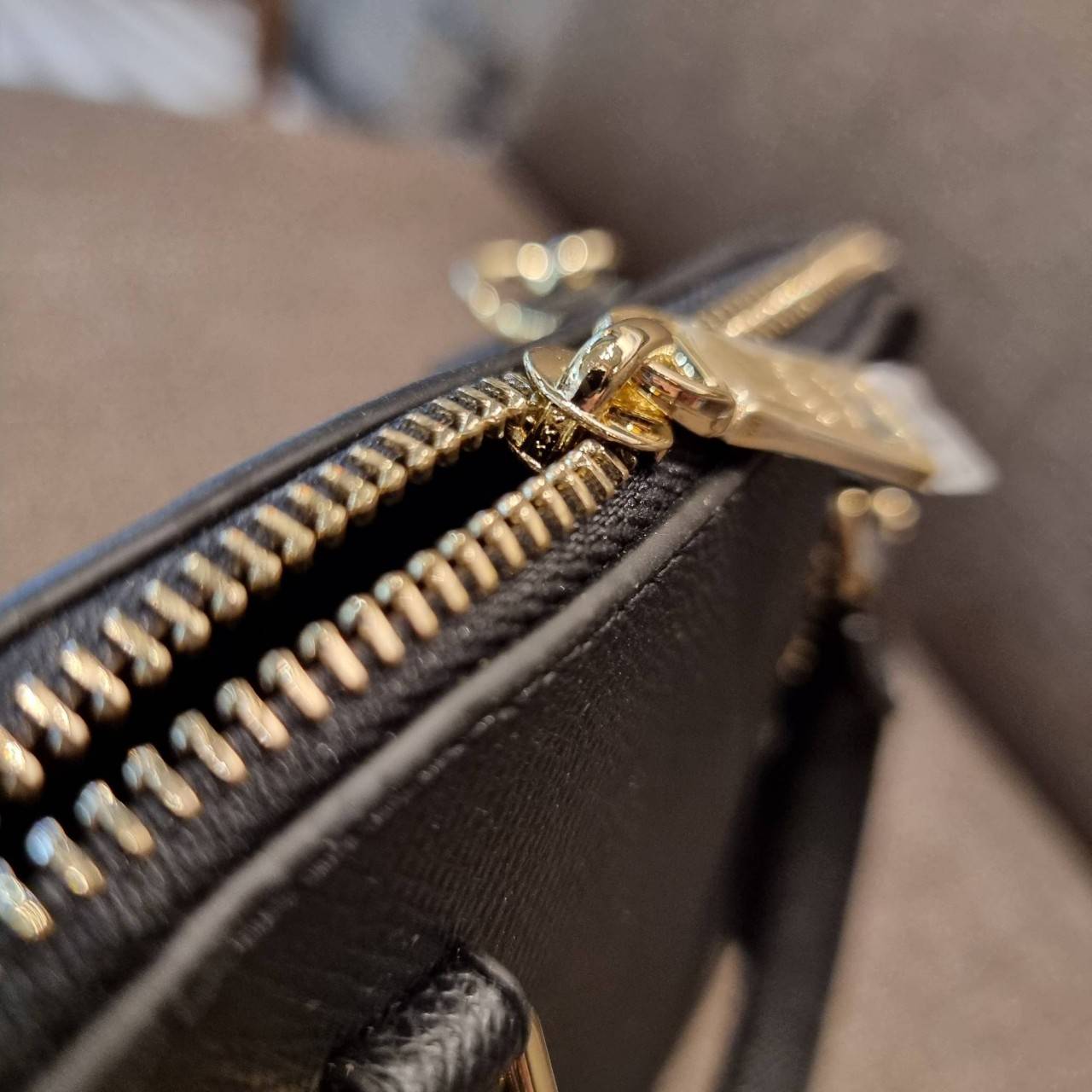 COACH F27591 MINI SIERRA SATCHEL กระเป๋าทรงโดมสุดคลาสสิค สีดำอมตะ ฮิตตลอดกาล มาพร้อมหูจับในตัวและสายสะพายครอสบอดี้ ที่จะคล้องแขนก็ได้อีกลุค หรือจะถือเก๋ๆก็เลิศ วัสดุหนัง crossgrain ทนทาน ดูแลรักษาง่าย ภายในโล่งกว้าง ใส่ของได้ครบไม่ต้องห่วง เป็นไอเท็มที่หา