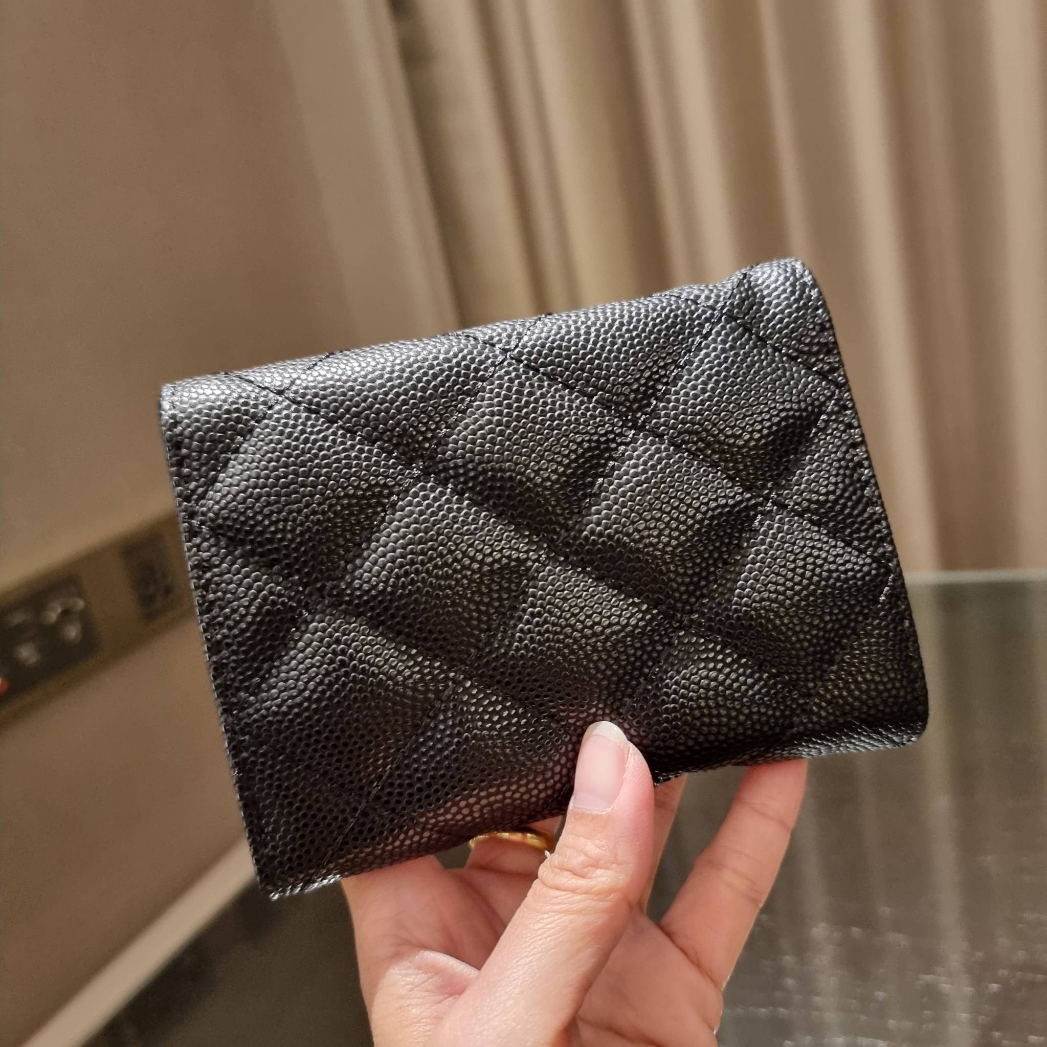 VIP 】มาแล้วจ้า!! รุ่นแนะนำ!! ฮิตติดใจสาวๆ!! กระเป๋าสตางค์ใบสั้นรุ่นฝาพับ จาก Chanel premium for gift เรียบหรู ดูไฮน์ วัสดุหนังสังเคราะห์ลายคาร์เวีย ด้านในเป็นหนังซาฟเฟียโน่ เปิด-ปิดด้วยกระดุมแม่เหล็ก ภายในกระเป๋ามีช่องใส่บัตร ใส่ธนบัตรได้ ดีไซน์เรียบหรูตา