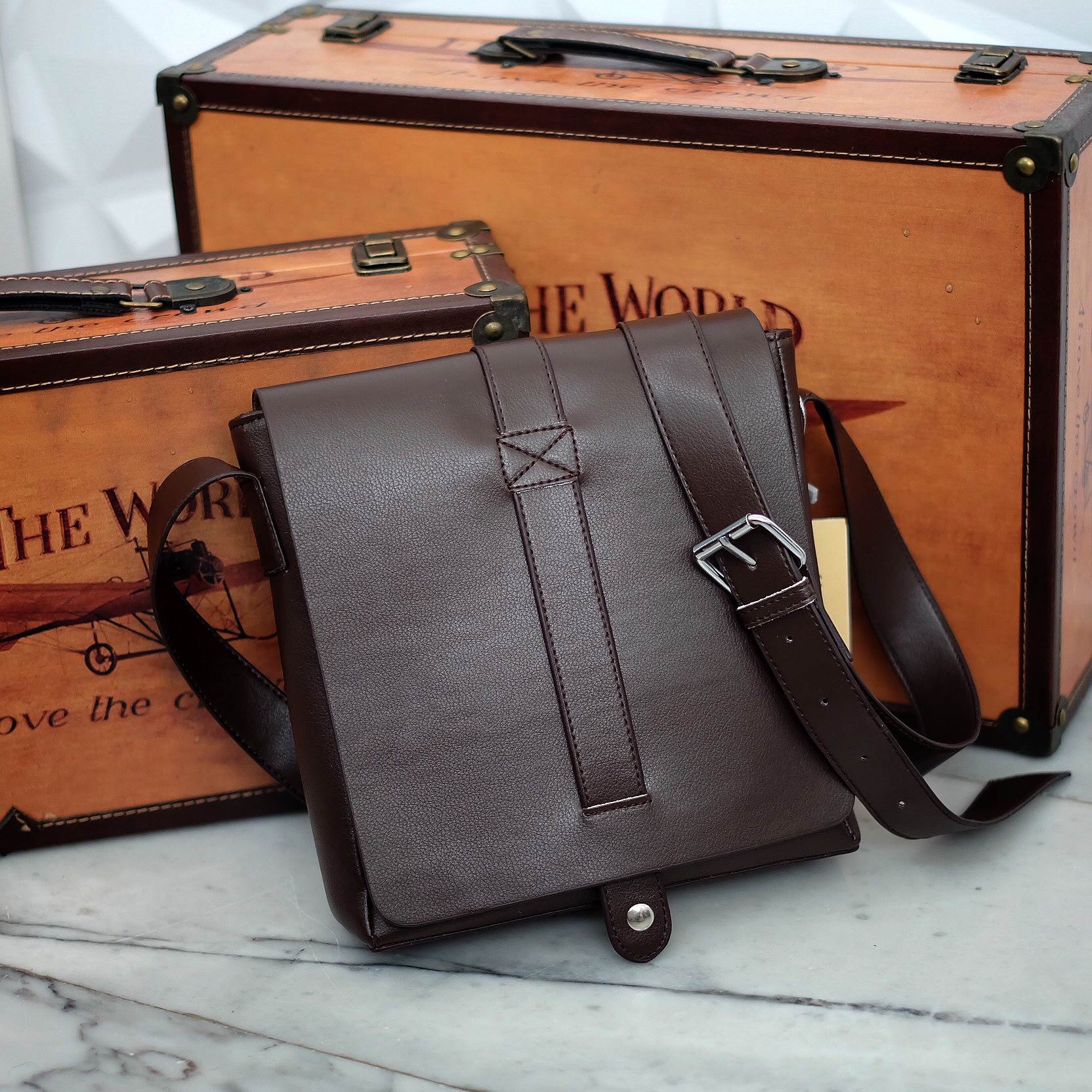 เอาใจหนุ่มๆบ้างค่า สำหรับ messenger bag หนังดี มากๆเลยน้า ลายหนังชัดสวย ใบนี้จากแบรนด์ ZARA MEN ตัวกระเป๋าขนาดกำลังดีเลยคะ สีน้ำตาลเข้มสวยมาก คลาสสิคสุดๆ มีช่องแบ่งเก็บของหลายช่องเป็นสัดส่วนมากๆคะ น้ำหนักเบา จุของคุ้ม สายยาว ปรับได้ free size สามารถสะพาย 