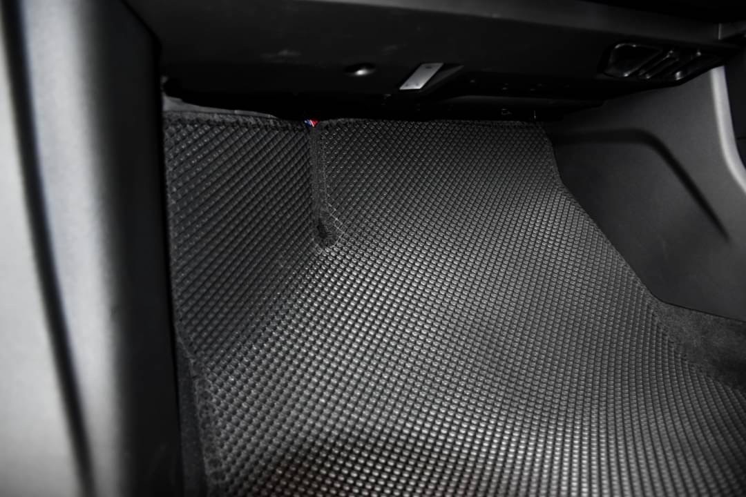 ยางปูพื้นรถยนต์ ZEEKR 009 2024 พรมรถ ซีเคอาร์ ลายวาฟเฟิล สีดำ เข้ารูป ในรถ เต็มคัน