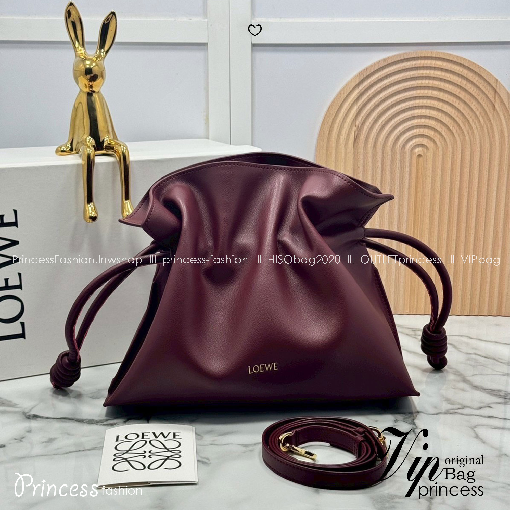 ORI หนังแท้ | Medium Loewe Flamenco clutch in nappa leather 30cm กระเป๋าสะพายทรงคลัชดีไซน์รูดเชือก เรียบหรูดูแพง เรียบง่ายใช้งานสะดวก หนังแนปป้าให้สัมผัสนุ่มสบายผิว มาพร้อมสายสะพายร้อยห่วงหรูหรา