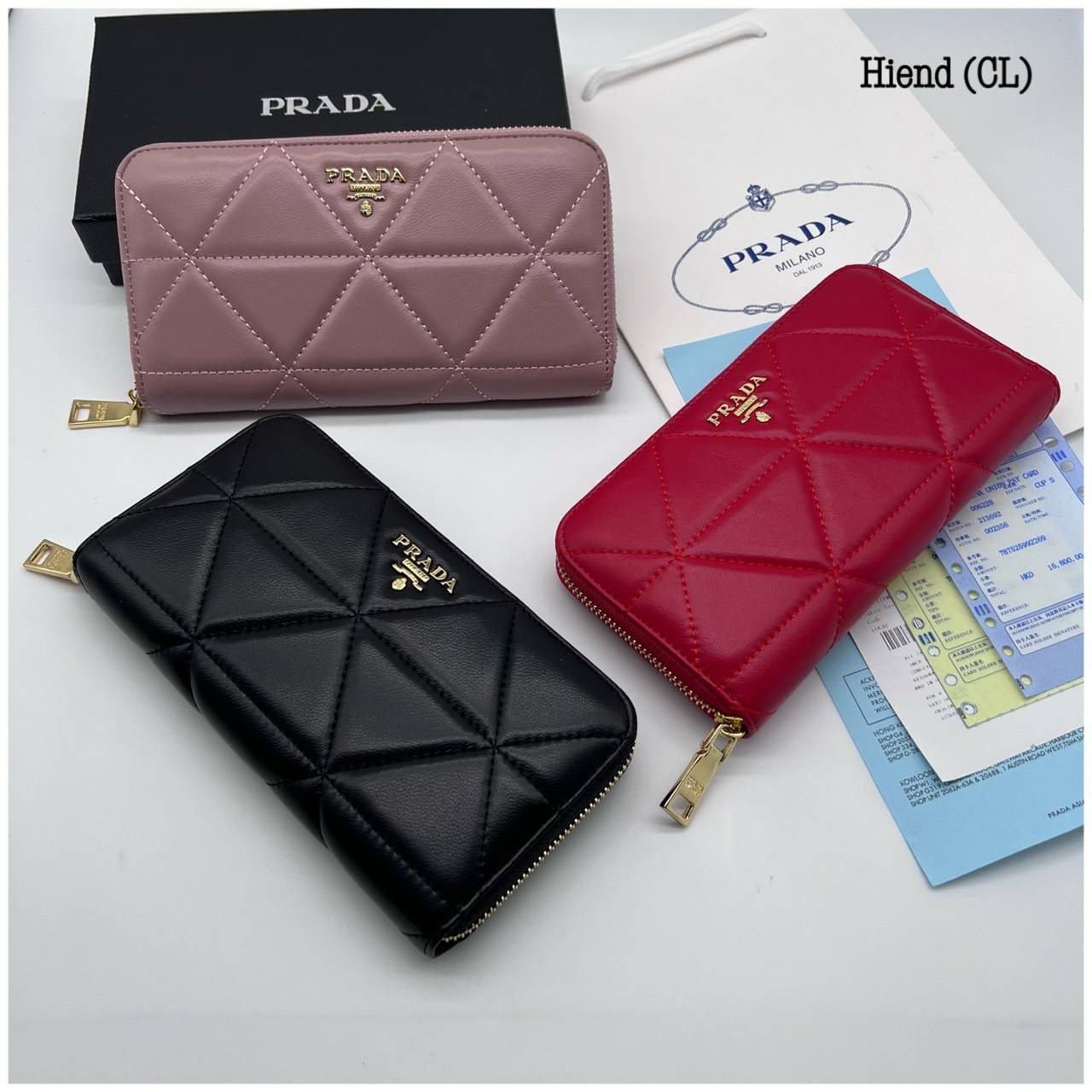 Prada Long Zip Around Wallet กระเป๋าสตางค์ใบยาวซิปรอบ ใช้งานง่าย สวยหรู งานหนังนิ่มฟู ไหล่ทองหรูหรา ด้านในมี 3 ช่องใช้งาน งานจริงคือสวยมาก มาให้สาวๆเลือกใช้กัน 3 โทนสี ราคาดีย์มากกน้าาา สำหรับสาวๆ ที่ต้องการกระเป๋าสวยในราคาสุดคุ้ม!!