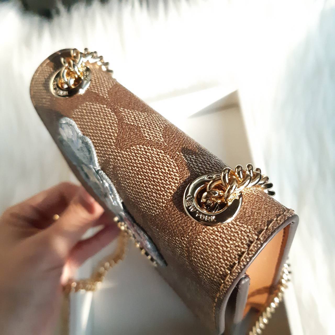 COACH PHONE CASE CROSSBODY BAG ((73486//76988//76357//39955//91046)) COACH NORTH/SOUTH CROSSBODY IN SIGNATURE CANVAS กระเป๋าใส่โทรศัพท์รุ่นนี้ มีความโดดเด่นทั้งดีไซน์และคุณสมบัติในการใช้งาน ด้วยลวดลายที่มีซิกเนเจอร์เป็นเอกลักษณ์แล้ว ด้านหลังยังมีช่องใส่กา