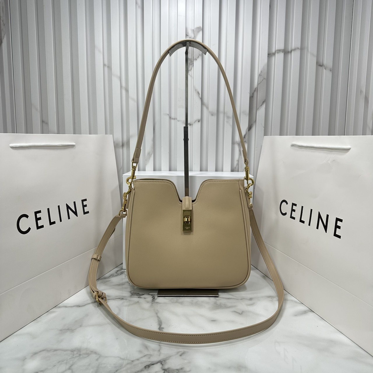 ORI หนังแท้ | CELINE SMALL CAMILLE 16 SOFT BAG IN SMOOTH LEATHER กระเป๋าสะพายรุ่นใหม่ล่าสุดของไลน์ 16 soft รูปทรงแบบโฮโบที่มาพร้อมดีไซน์ที่ใช้งานได้จริง หรูหราและโดดเด่น ฝาพับหนังกับตัวปิดแบบ Turnlock สีทองรูปทรงคล้ายอัญมณี