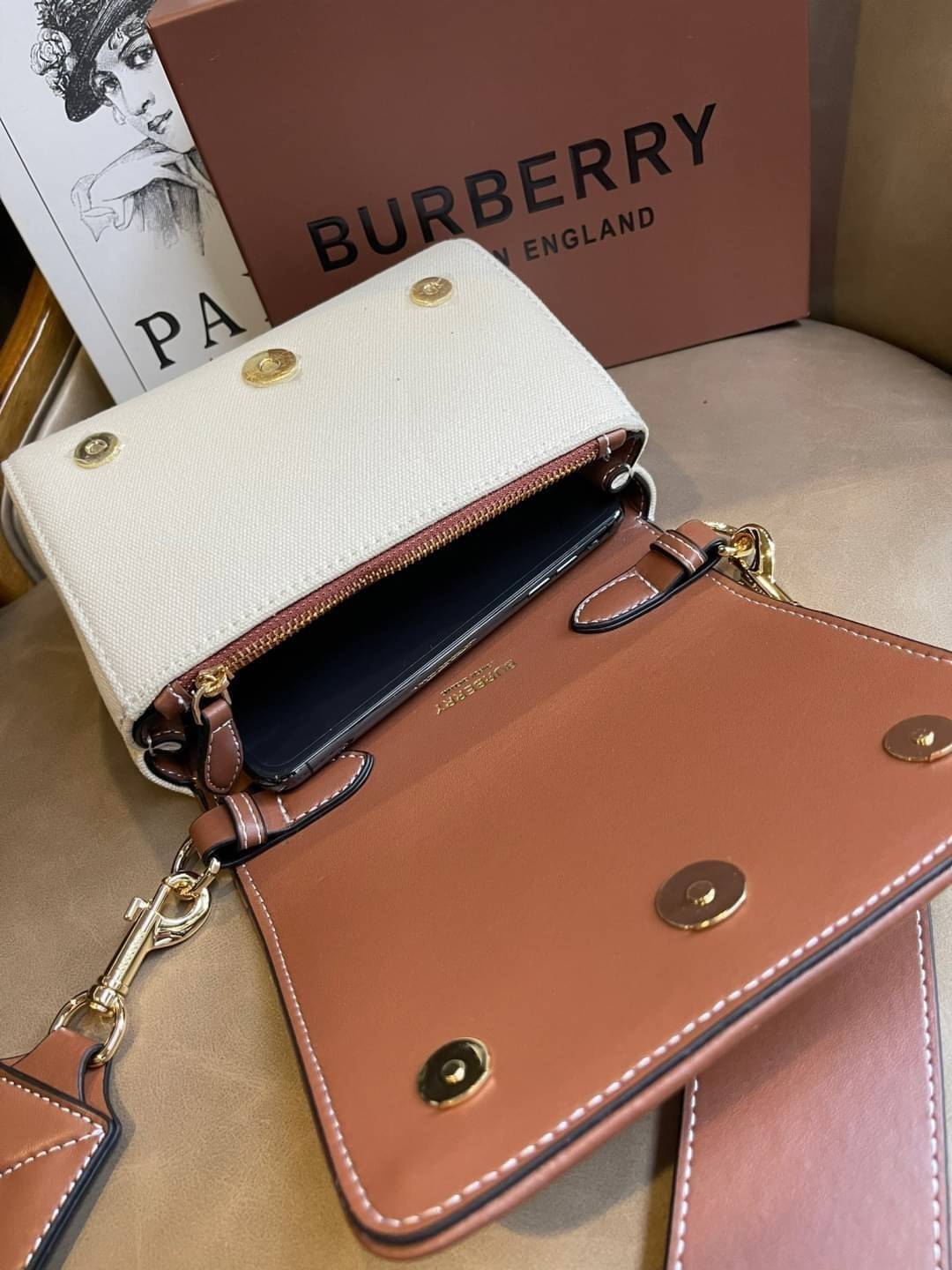 Burberry Small Horseferry Print Cotton Canvas Crossbody Bag เป็นกระเป๋าสะพายที่ดูทันสมัย สายหนังสปอร์ต ในส่วนของโลโก้มาในรูปแบบของการพิมพ์ลายไปบนกระเป๋า ทำให้ดูโมเดิร์นยิ่งขึ้น วัสดุหลักที่ใช้ในการผลิตกระเป๋ารุ่นนี้คือ ผ้าแคนวาสและหนัง โดยผ้าแคนวาสดูเหมือ