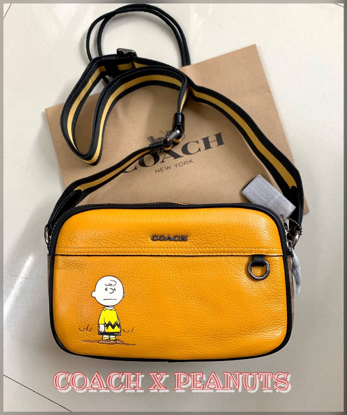 COACH X PEANUTS GRAHAM CROSSBODY WITH CHARLIE BROWN ((C4026)) พร้อมส่งที่ไทย สวยก่อนใครแน่นอน จำนวนจำกัด!! กระเป๋าสะพายแบบครอสบอดี้ร์ รุ่นนี้ใช้ได้ทั้งชาย//หญิงเลยนะคะ หนังแท้ลายหนังนิ่ม สวยงามมากๆ ด้านหน้ามีตัวการ์ตูนเป็นจุดเด่นของรุ่นเลยค่ะ ใช้งานแบบสอง