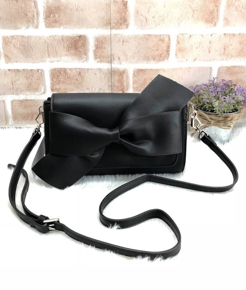 RESTOCK!! CHARLE & KEITH OVERSIZED KNOT CLUTCH กระเป๋าสะพายคลัช ออกแบบช่องเป็นรูปโบว์กระเป๋าทรงคลัช ดีไซน์สวยออกแบบช่องสอดมือเป็นโบว์ มาพร้อมสายสะพายยาวปรับได้ ถอดออกถือเป็นคลัชก็ได้ เปิด-ปิดด้วยกระดุมแม่เหล็ก ด้านในมี 1 ช่อง พกพาสะดวก ถือไปเดท ไปงาน สะพา