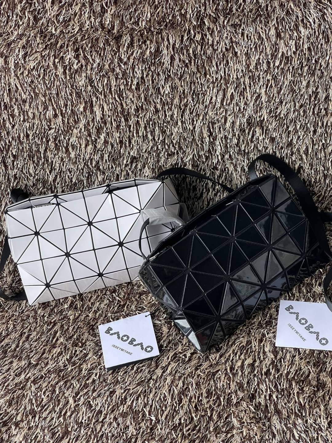 BAOBAO Issey Miyake CARTON GLOSS SHOULDER BAG มาในไซส์ขนาดกะทัดรัด โดดเด่นด้วยดีไซน์อันเป็นเอกลักษณ์ของแบรนด์ ที่สำคัญน้ำหนักเบา