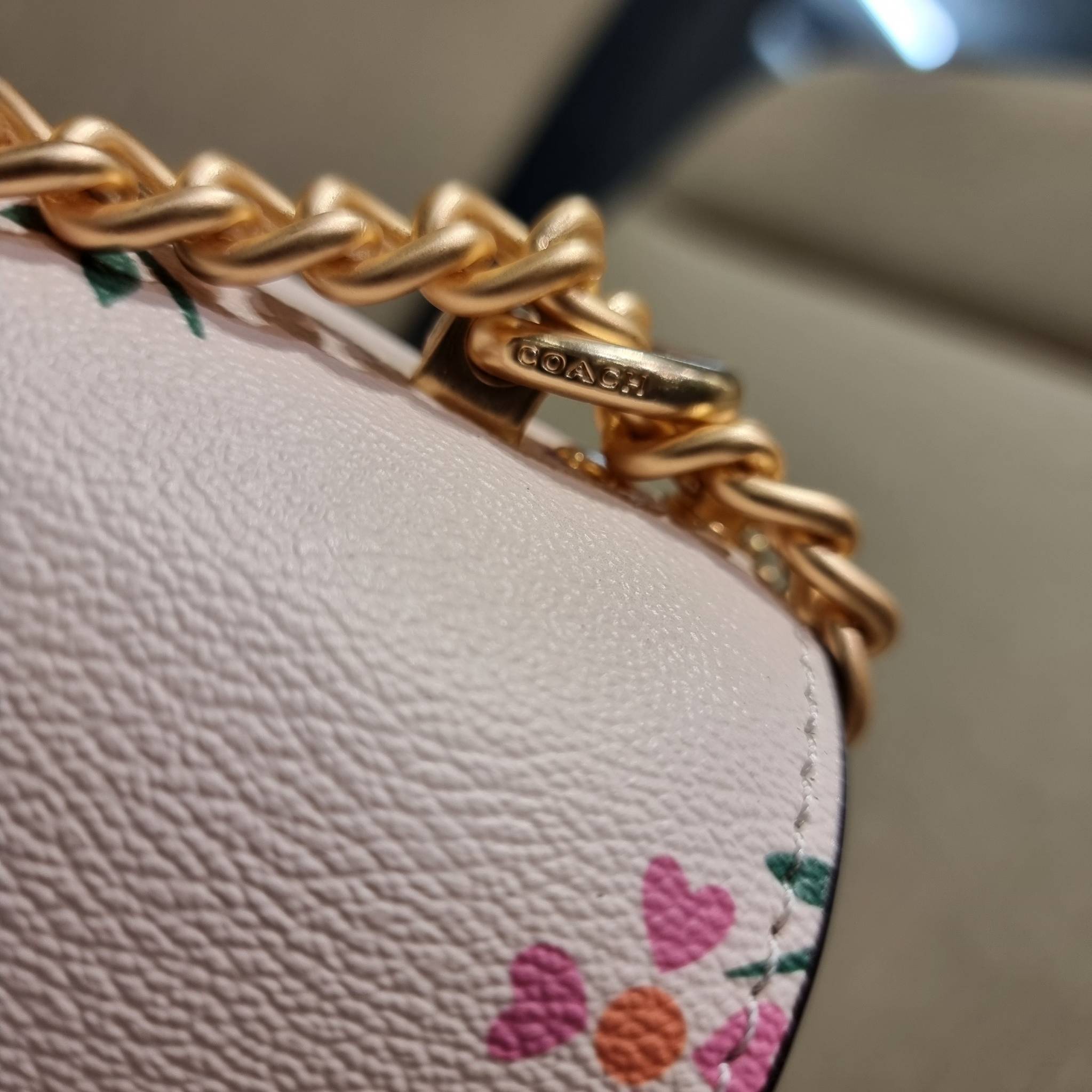 COACH C7596 KLARE CROSSBODY WITH HEART PETAL PRINT หนึ่งคอลเลคชั่นที่ฮิตไม่หยุดยั้ง!! ขายดิบขายดีทุกดีไซน์ รอบนี้มาตอบโจทย์สายหวาน ใหม่ล่าสุด น้องน่ารักม้ากกกก!! กับกระเป๋าสะพายข้าง โทนสีละมุนลูกคุณ!! คือดี!! เพิ่มลูกเล่นช่อดอกไม้หัวใจ ให้มีสีสัน สายสะพาย