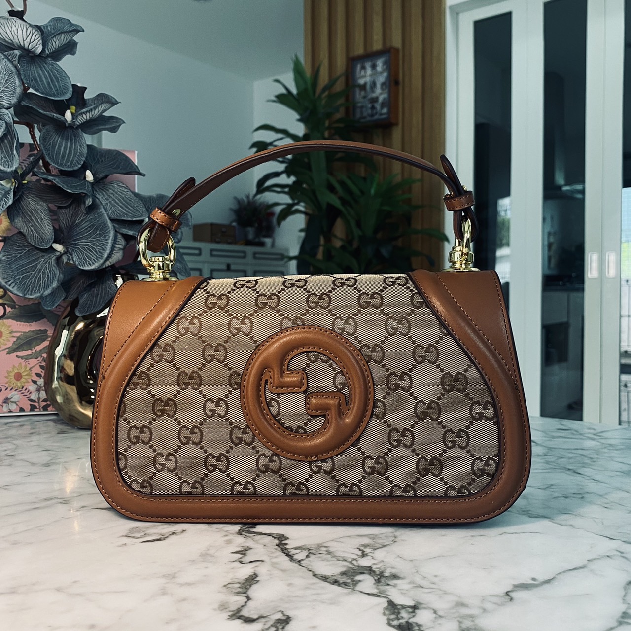 Gucci Blondie small top handle bag กระเป๋าสะพายรุ่นใหม่สุดไอคอนนิก งานหนังสวยมาก มีกลิ่นหอมอ่อนๆ เหมาะมากสำหรับของขวัญปีใหม่นี้ จะให้ตัวเองหรือให้เป็นของขวัญก็ดีงามมากๆ