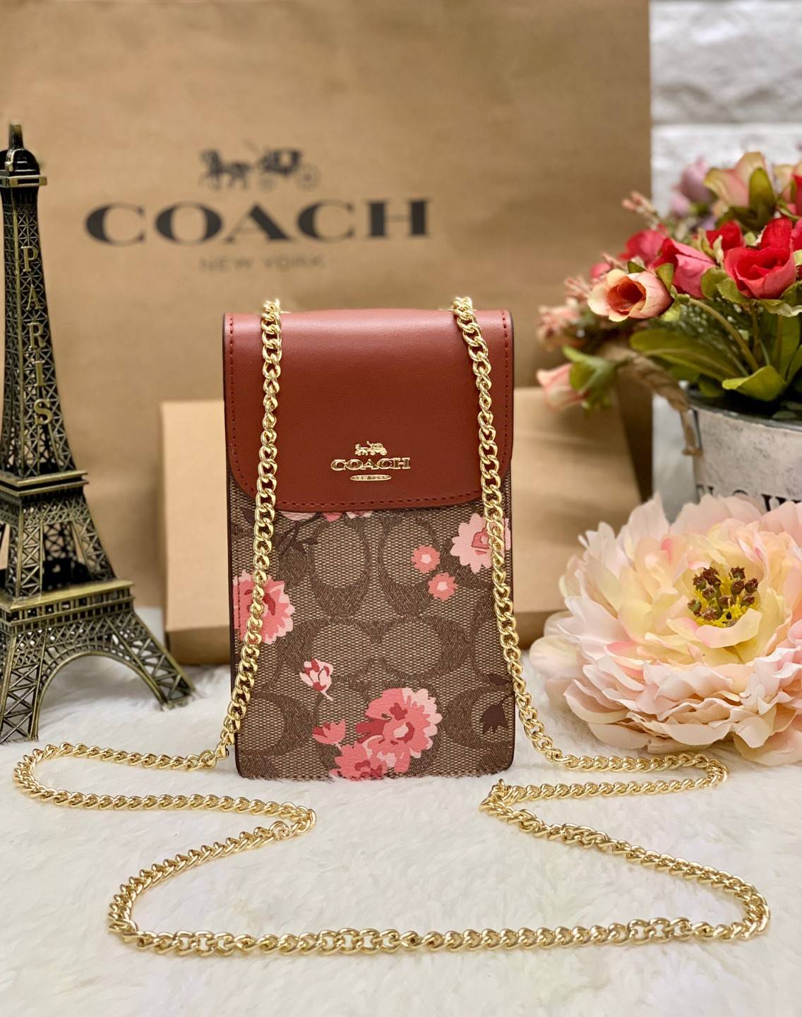 COACH PHONE CASE CROSSBODY BAG ((73486//76988//76357//39955//91046)) COACH NORTH/SOUTH CROSSBODY IN SIGNATURE CANVAS กระเป๋าใส่โทรศัพท์รุ่นนี้ มีความโดดเด่นทั้งดีไซน์และคุณสมบัติในการใช้งาน ด้วยลวดลายที่มีซิกเนเจอร์เป็นเอกลักษณ์แล้ว ด้านหลังยังมีช่องใส่กา