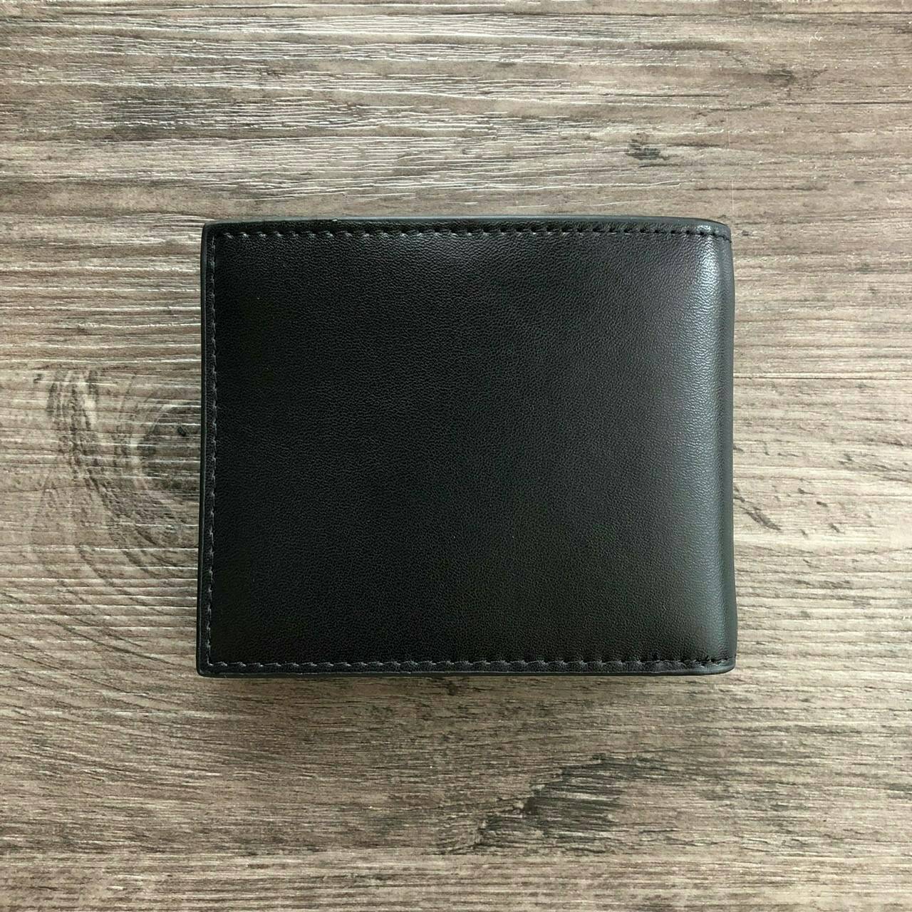 LACOSTE Short Wallet with Key Set กระเป๋าสตางค์ใบสั้น Set สุดคุ้มมอบให้เป็นของขวัญหรือใช้เองก็แนะนำค่ะ อุปกรณ์ : มาพร้อมพวงกุญแจ + ถุงกระดาษแบรนด์ + กล่องแบรนด์