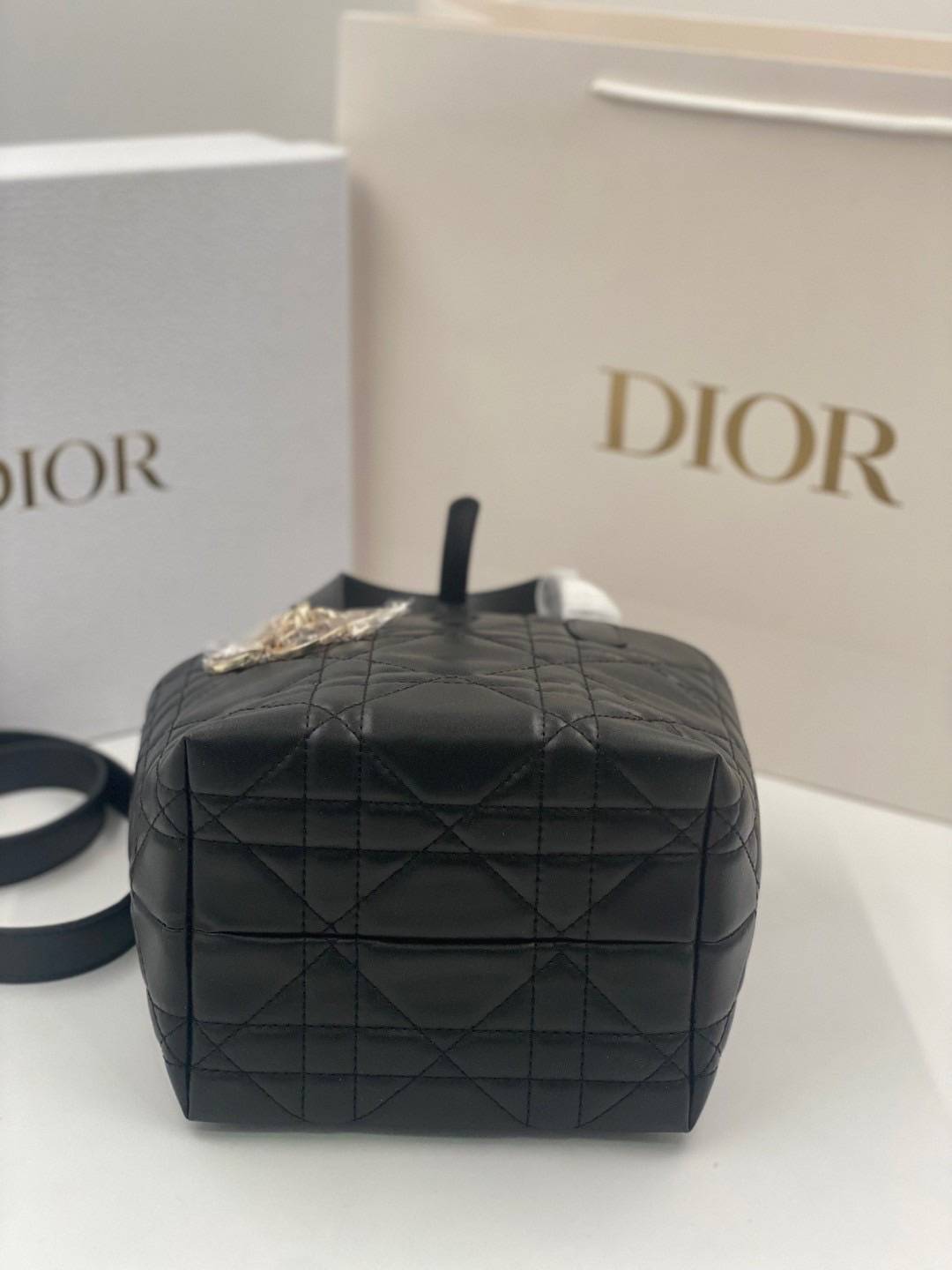 ORI | หนังแท้ DIOR Small Toujours vertical tote bag กระเป๋าทรงโท้ทไซส์เล็กสวยหรู ดีเทลสุดประณีตคอมพลีตลุคในทุกวัน เย็บลวดลาย macrocannage และชาร์มตัวอักษร D,I,O,R