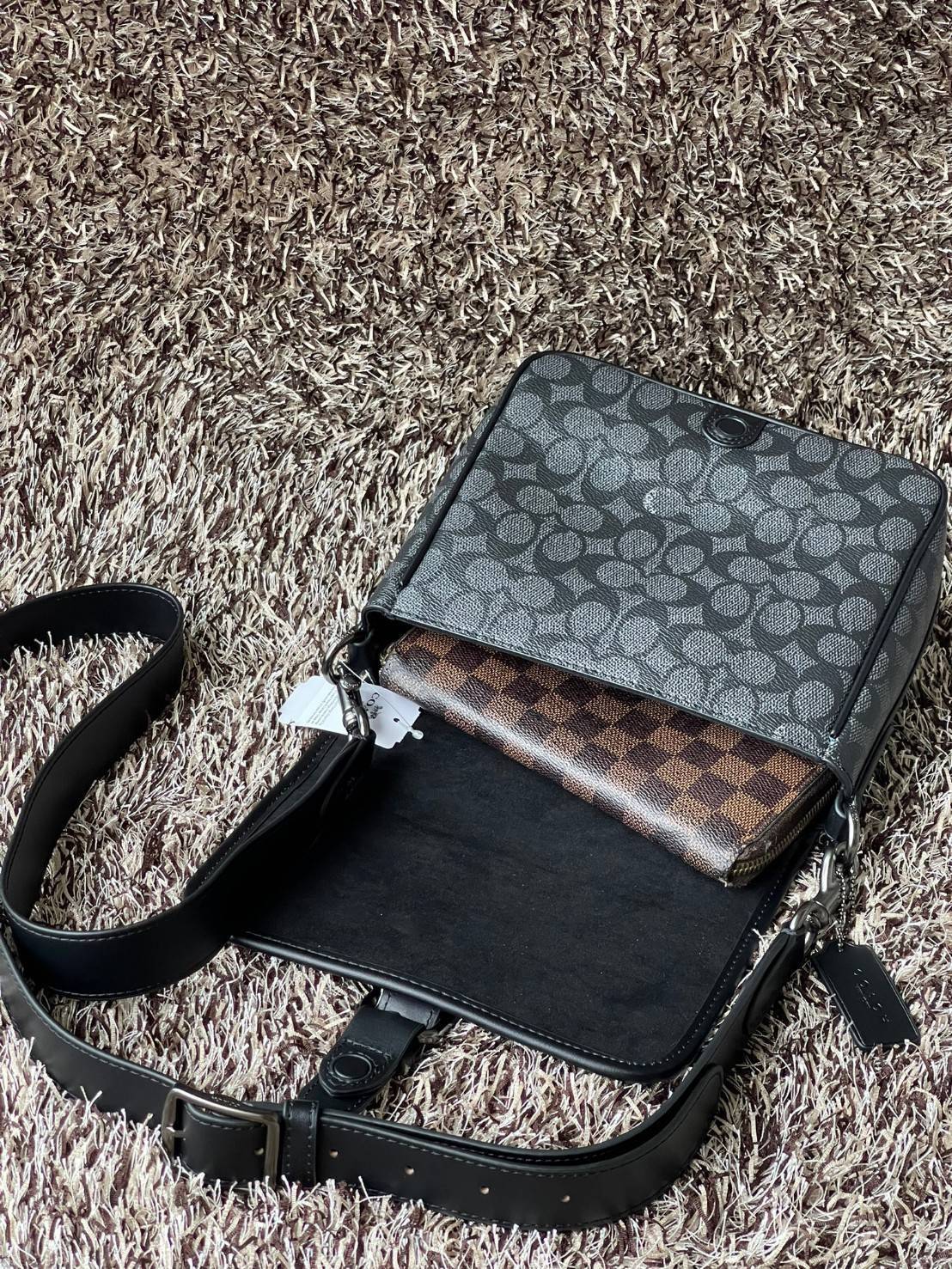 Coach Frankie Crossbody In Signature Canvas Leather Bag Sling CD877 กระเป๋าสไตล์แฮนด์ฟรีที่จัดระเบียบอย่างดีสำหรับการเดินทางหรือที่ทำงาน Frankie Crossbody ขนาดกะทัดรัดถือทุกสิ่งที่จำเป็นด้วยพื้นที่สำหรับโทรศัพท์ กระเป๋าสตางค์ กุญแจและอีกมากมาย ผลิตจากผ้าแ