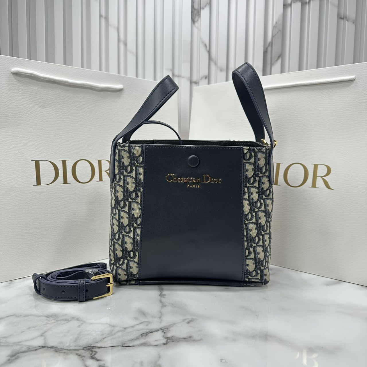ORI หนังแท้ | DIOR Small Signature Bucket Bag / Dior bucket bag กระเป๋าทรงบัคเกตรุ่นใหม่ล่าสุด มาพร้อมกับการออกแบบที่โดดเด่น และสง่างาม เรียบหรูดูแพง มีรายละเอียดสุดวิจิตร