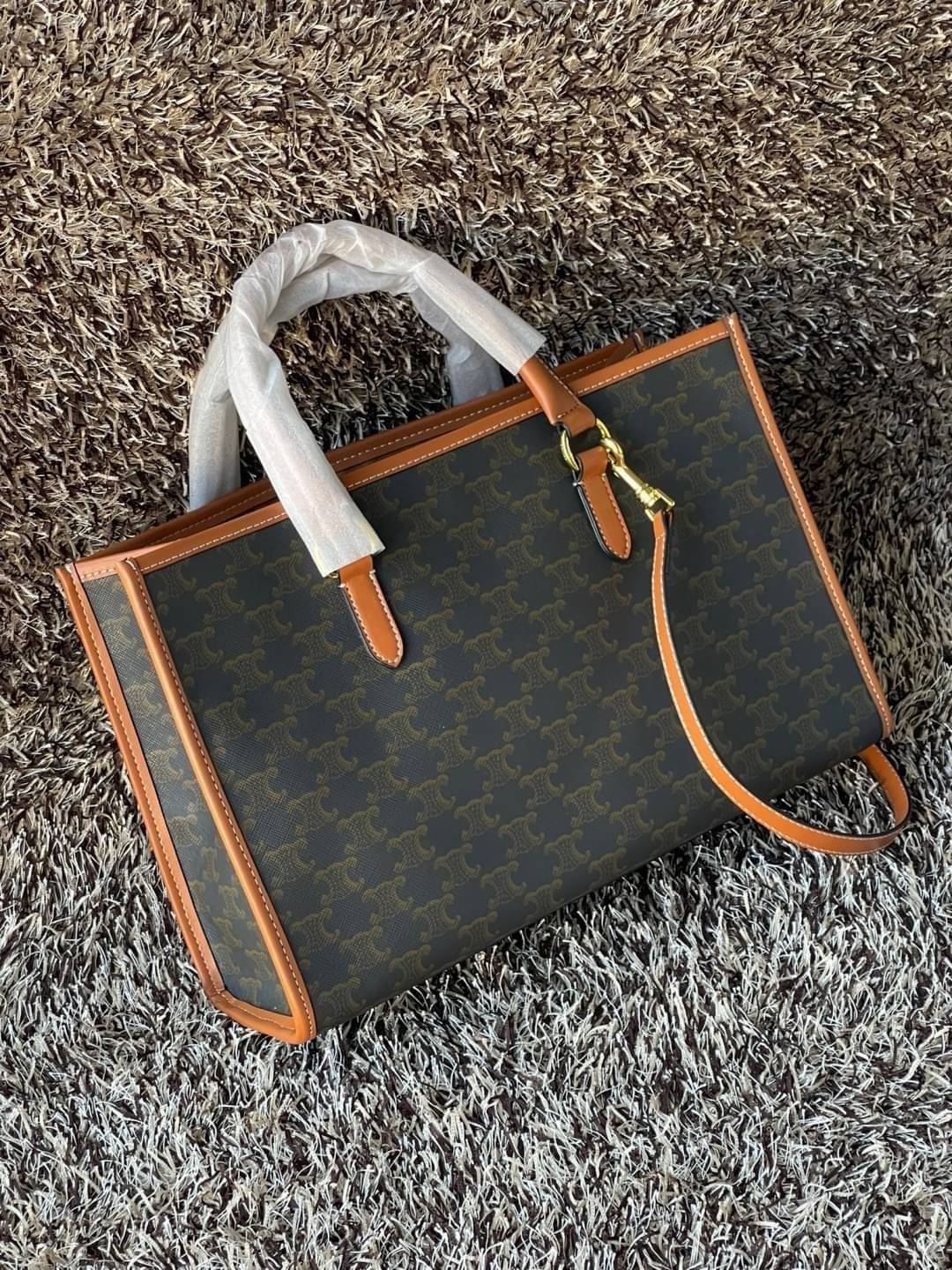 Celine Horizontal Cabas In Triomphe Canvas / Celine tote bag สายชอบพกของเยอะ ต้องหยิบของในกระเป๋าบ่อย รุ่นนี้ก็เป็นอีกตัวเลือกที่น่าสนใจค่ะ เพราะนอกจากจะจุของได้เยอะแล้วดีไซน์ยังเรียบสวยมีกลิ่นอายความวินเทจ อีกทั้งขนาดกระเป๋าใหญ่กำลังดีไม่เกะกะ เคลื่อนไหว